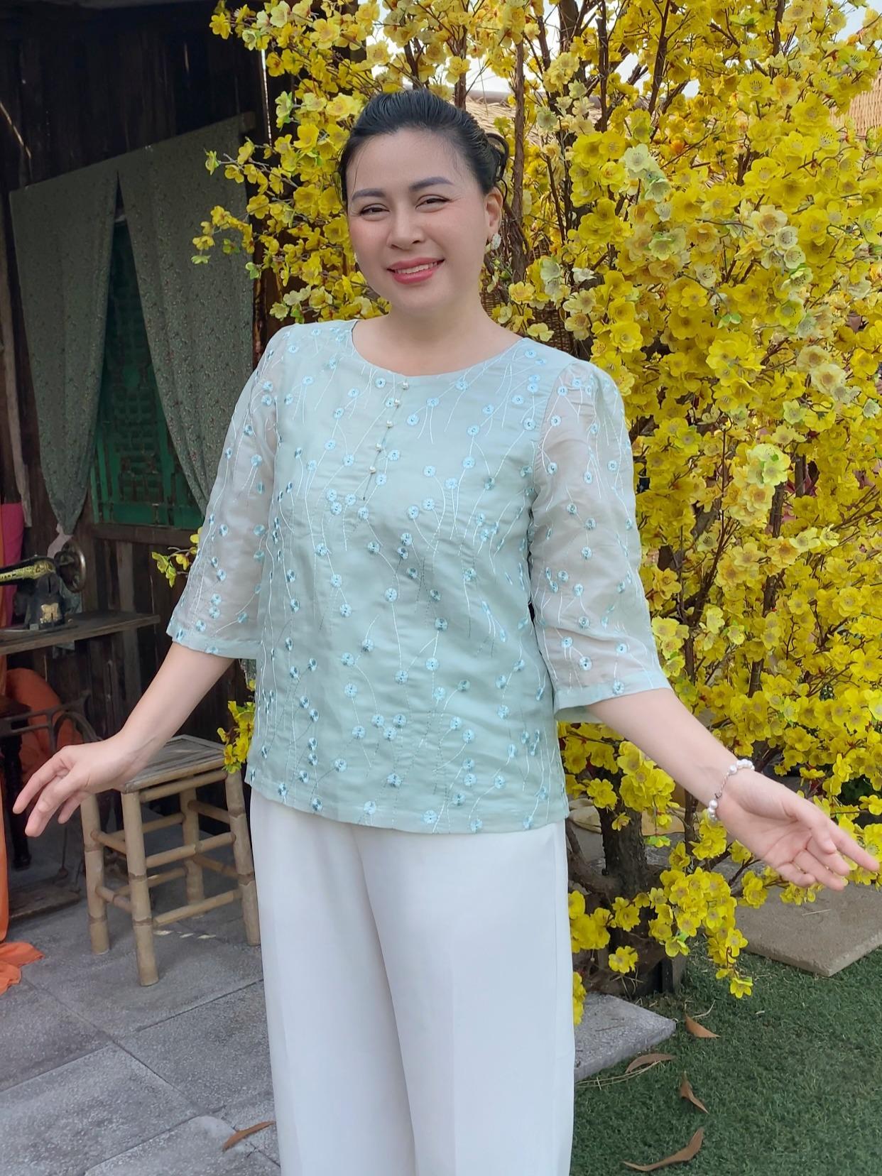 GUMOM - Áo Kiểu Trung Niên U50 U60 Cao Cấp Cổ Tròn Tay Lỡ Thêu Hoa Sang Trọng Cho Nữ - Women Nhung Kem Nho_thumbnail_5