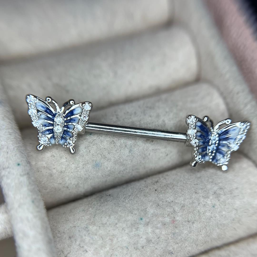 Khuyên ti charm con bướm loang màu.