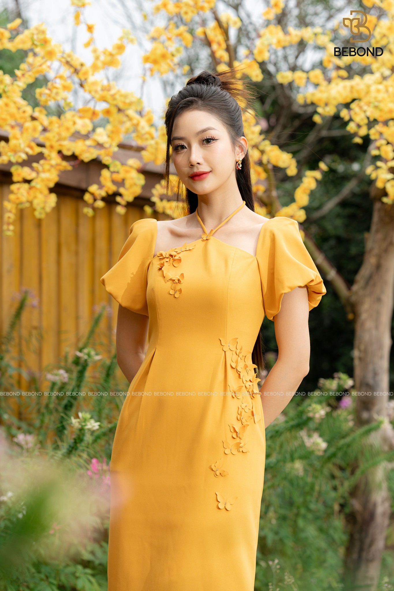 Đầm cổ yếm vàng Sandy_thumbnail_2