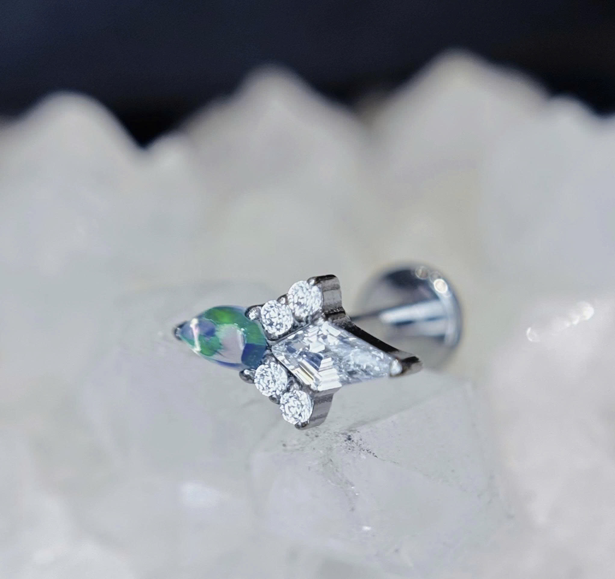 Khuyên kiểu titan hình thoi 2 loại đá_thumbnail_2