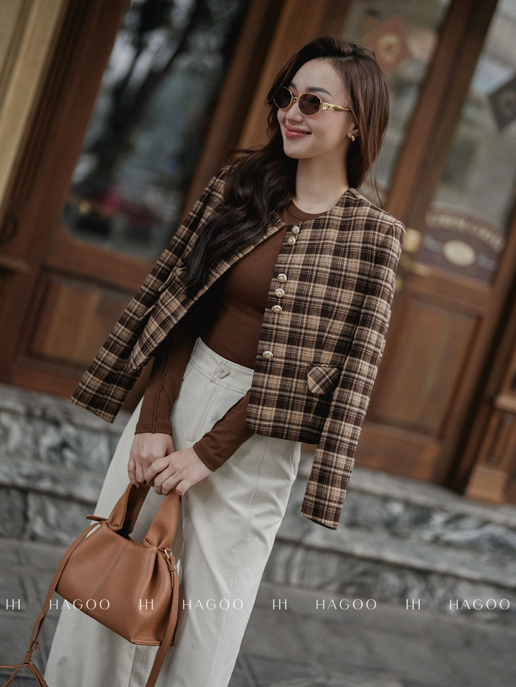 Gam nâu ấm áp kết hợp cùng các đường kẻ gọn gàng giúp tổng thể trở nên hài hoà
