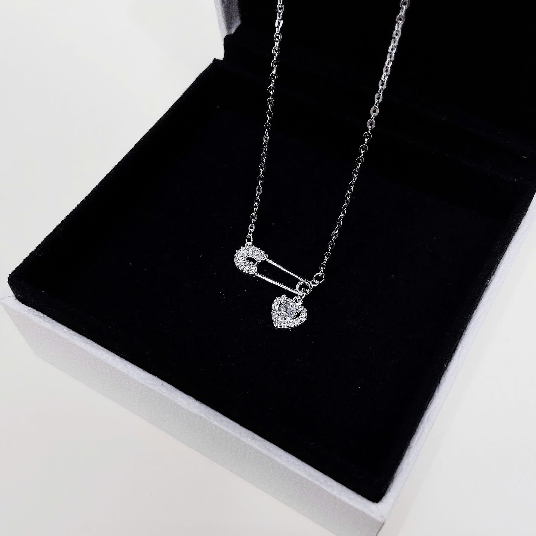 D249 - Dây chuyền Safety pin mix tim đá_thumbnail_2