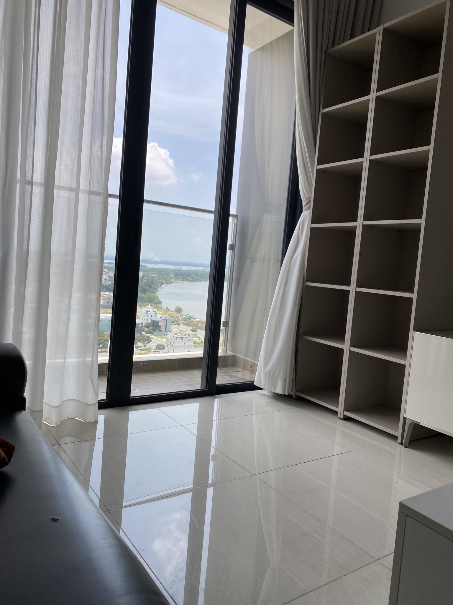 Cho thuê căn 1 phòng ngủ full nội thất tại One Verandah.