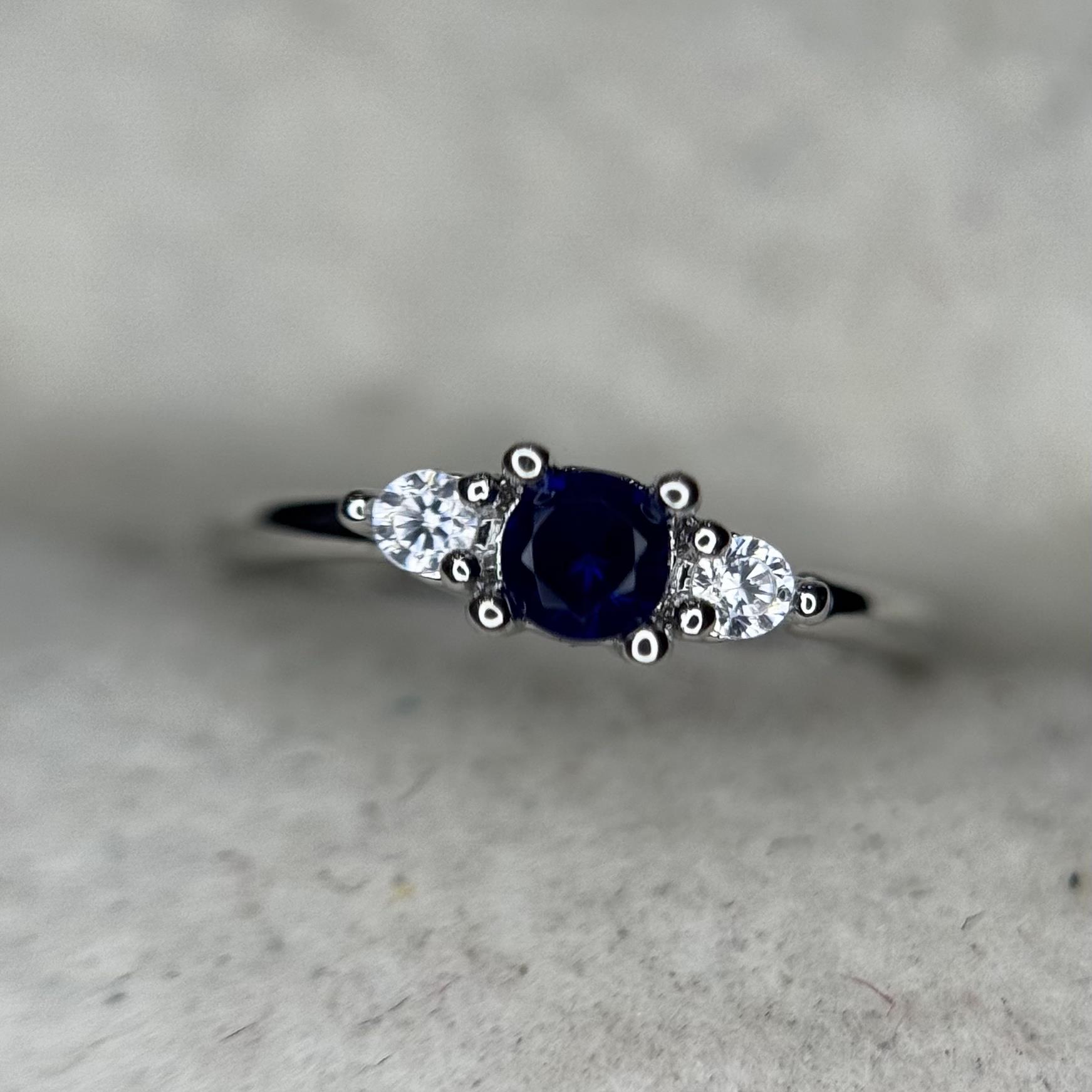 vòng bẻ đá ba kim cương trắng xanh biển đậm nhỏ 