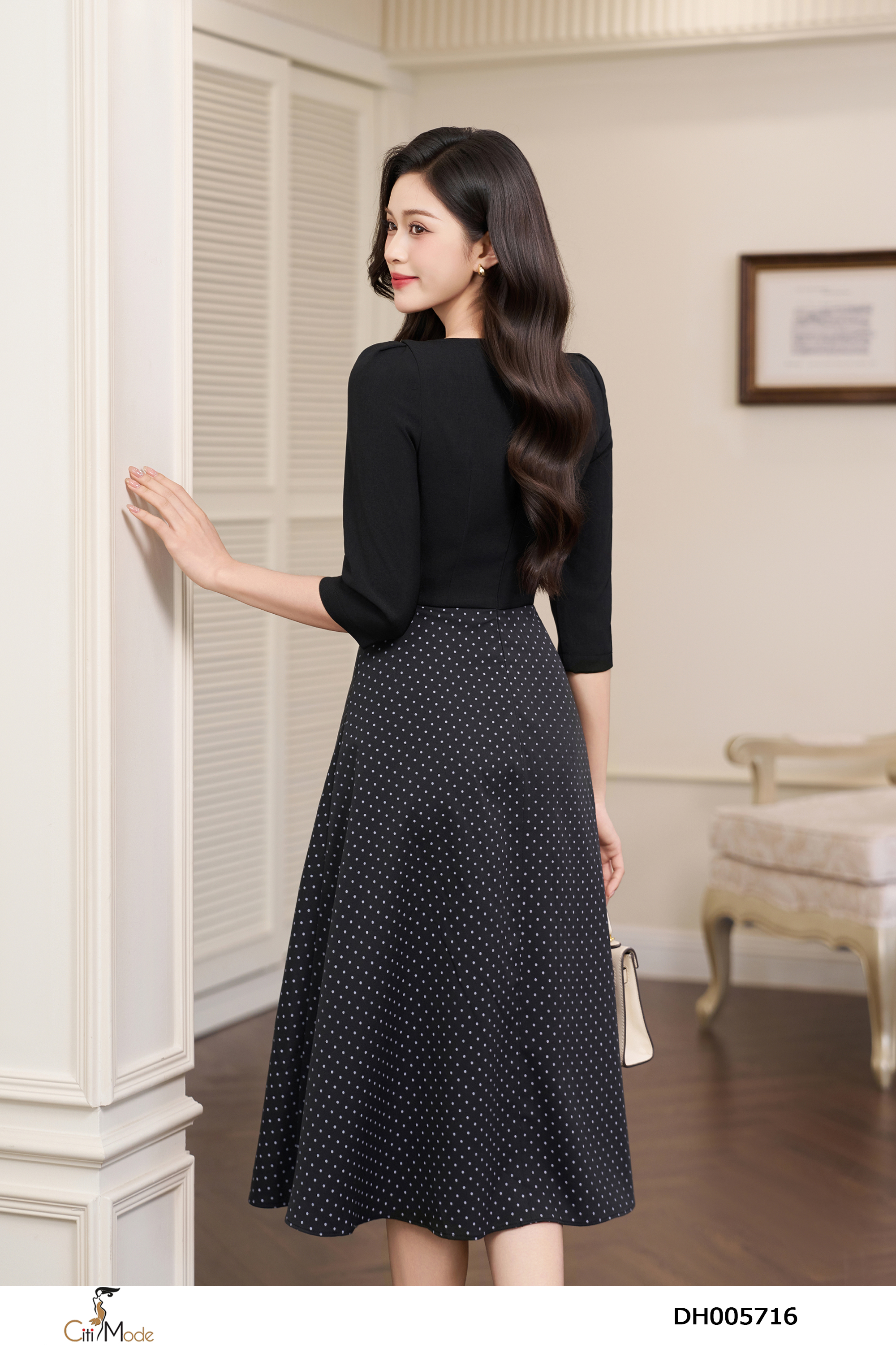 Đầm xòe chấm bi phối đen tay dài cổ lệch đính hoa