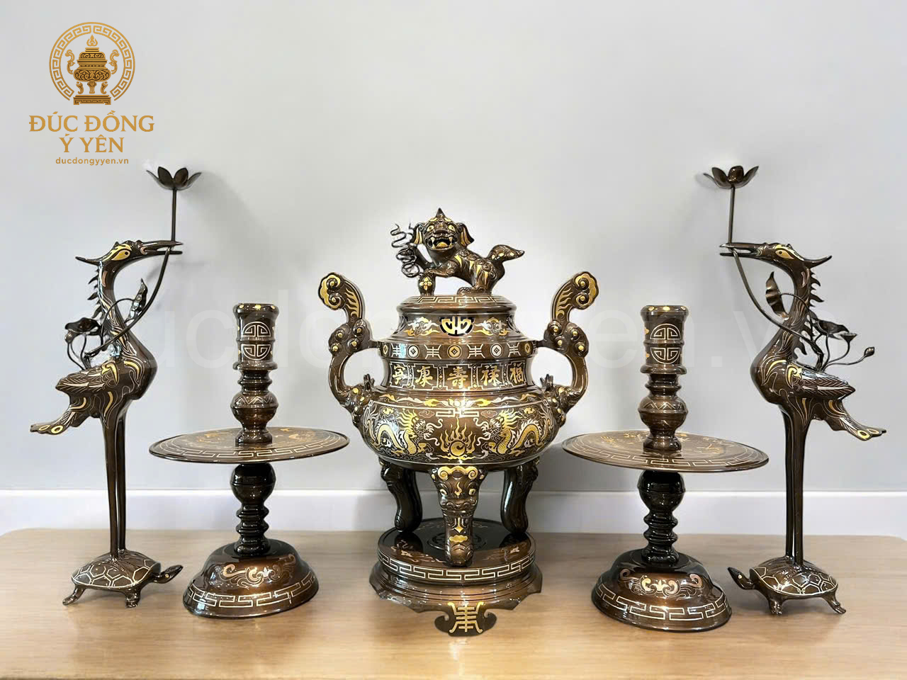 Bộ đỉnh thờ cúng đúc đồng đỏ khảm tam khí dát điểm vàng  cao 60cm 