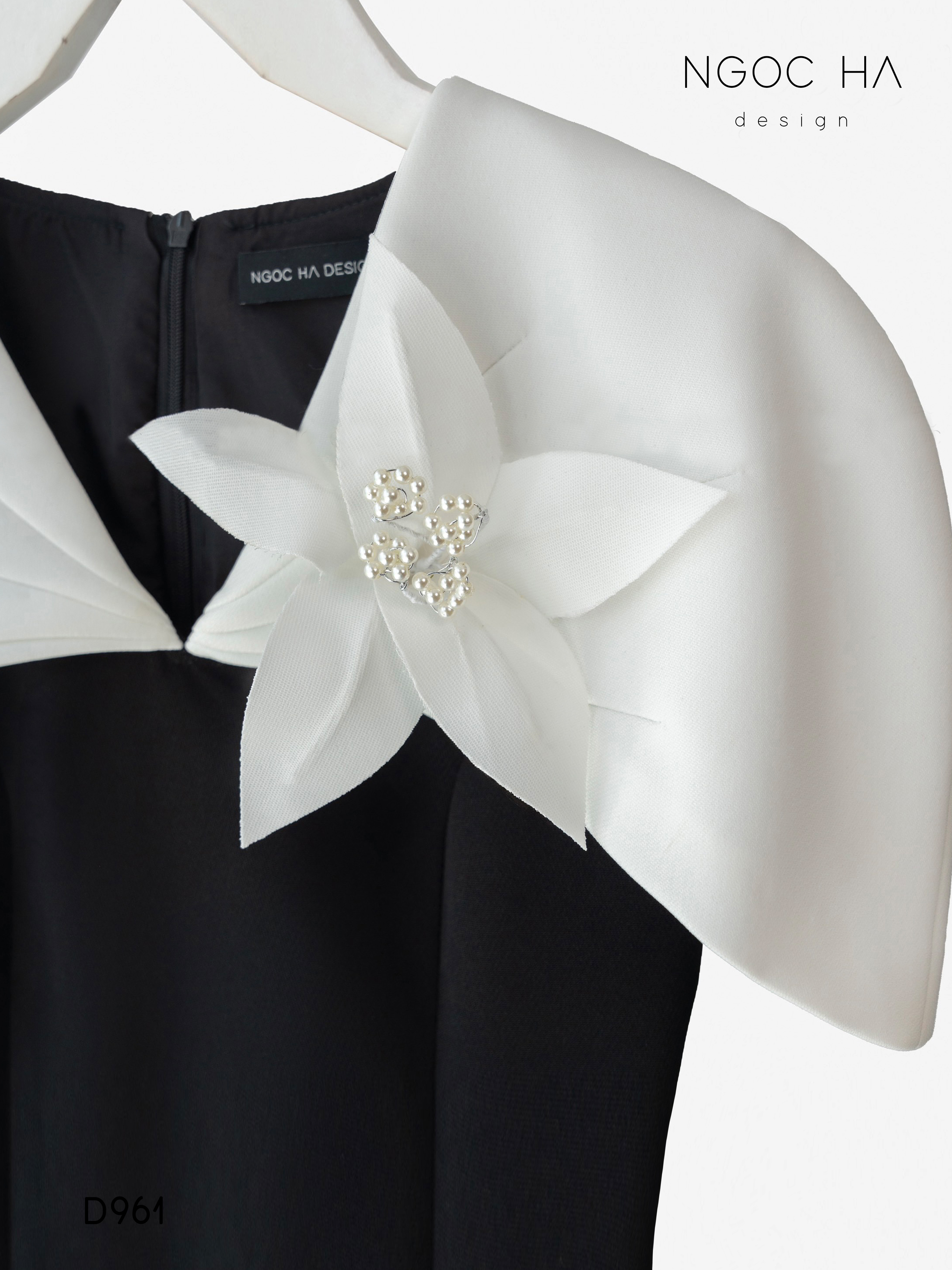 Belle Dress_ Đầm Bút Chì Đen Phối Choàng Vai May Ly Màu Trắng Kèm Hoa D961_thumbnail_5