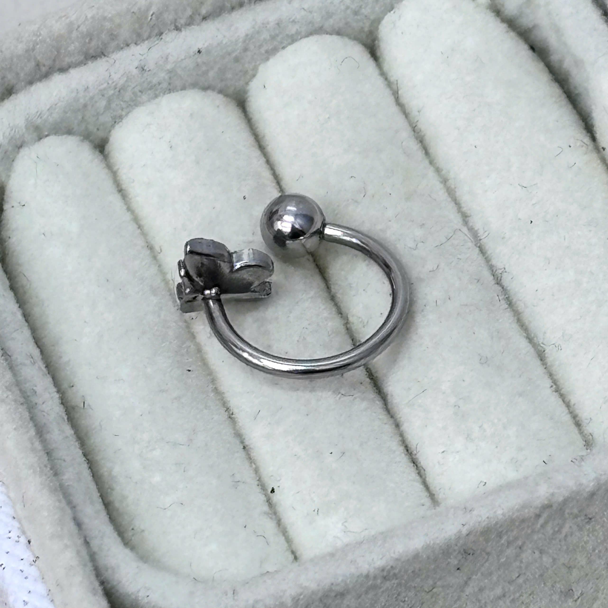 Septum charm con bướm mặt hướng xuống._thumbnail_2