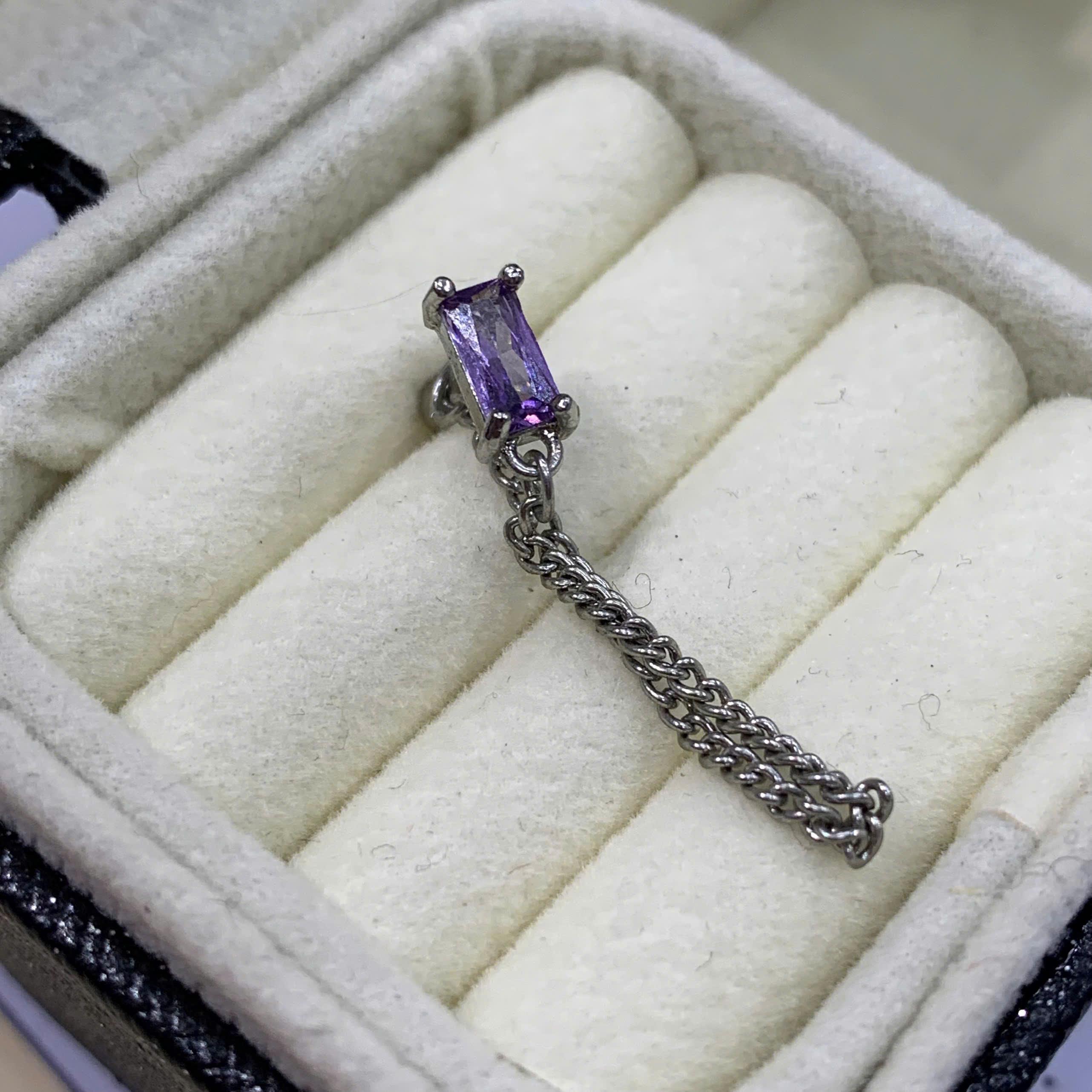 Khuyên kiểu xích tím đậm chữ nhật.