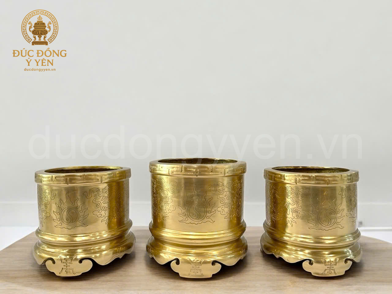 Bát hương chạm hoa văn rồng đúc đồng cát tút nguyên chất 