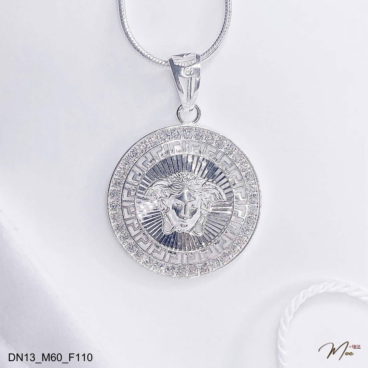 MN30 - Mặt dây chuyền nam Versace viền đá