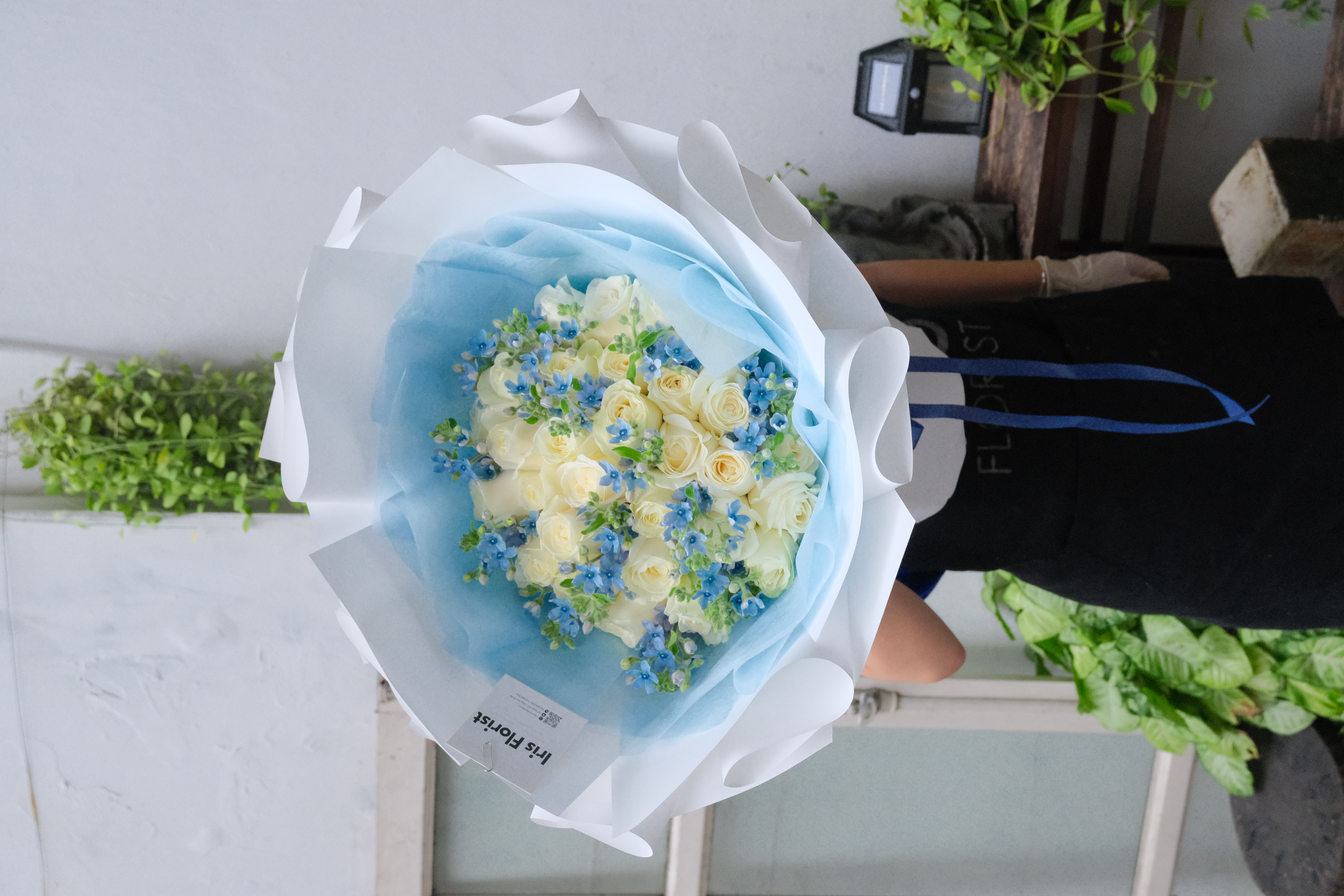 Winter Sky - Bó hồng trắng mix Lam tinh - Size M