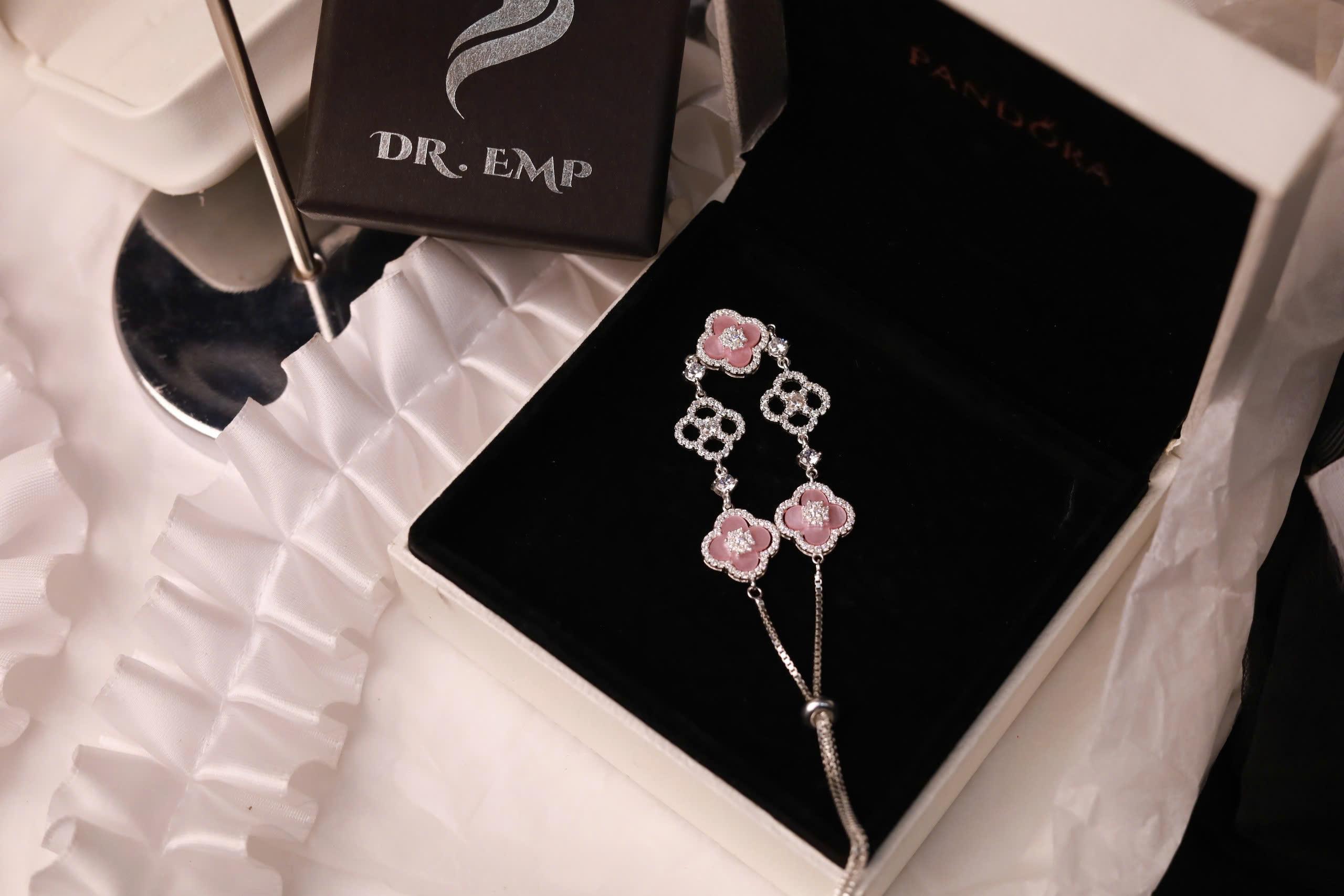 Vòng tay bạc cỏ 4 lá dây rút xi bạch kim xà cừ hồng