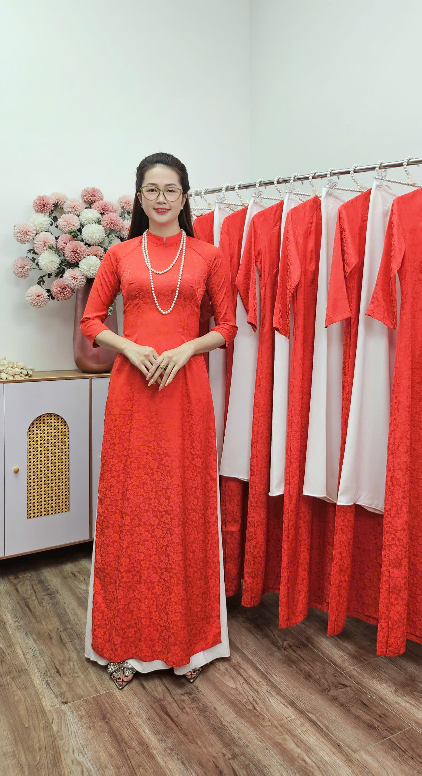 A2353CC áo dài gấm cổ cao tay dài hoa nhí đỏ tươi_thumbnail_4