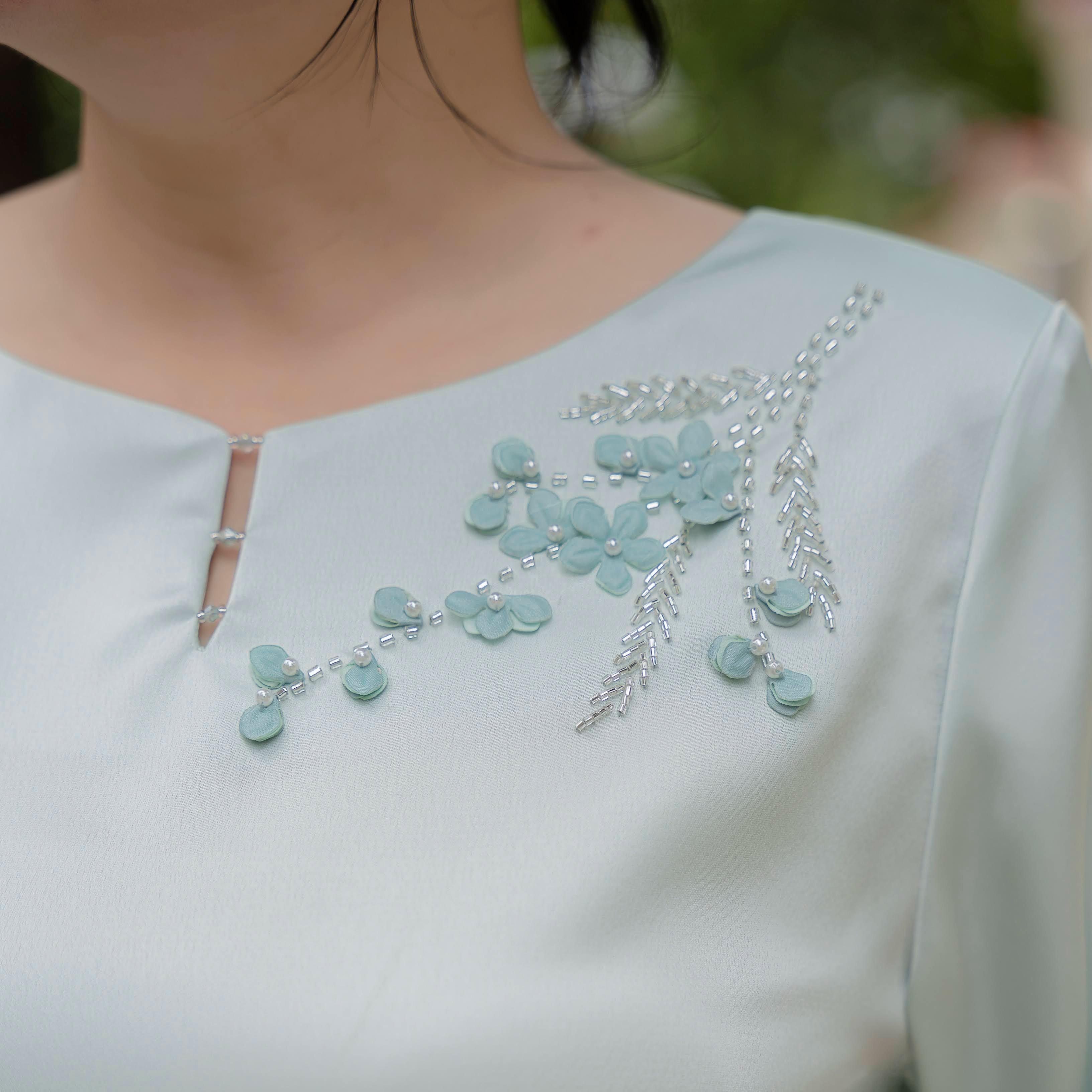 GUMOM - Áo Kiểu Trung Niên U50 U60 Cao Cấp Cổ Tròn Tay Lỡ Thêu Hoa Đính kết hoa và pha lê thủ công Sang Trọng Cho Nữ - Women Nhung Kem Xanh Nho Tua Rua Top Voi_thumbnail_3