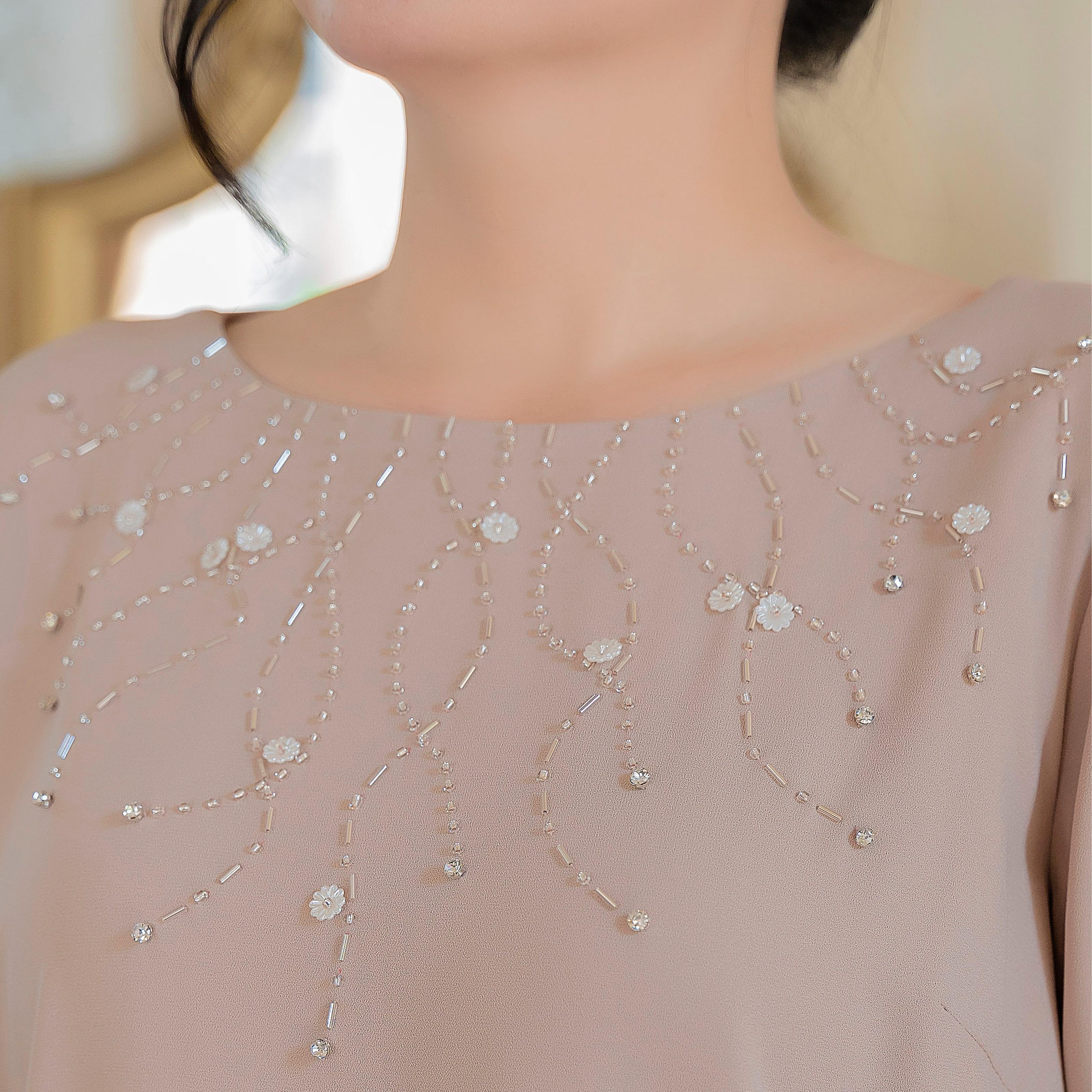 GUMOM - Áo Kiểu Trung Niên U50 U60 Cao Cấp Cổ Tròn Tay Lỡ đính kết thủ công hoa ngọc trai, kim sa và đá cao cấp Sang Trọng Cho Nữ - Women Nhung Kem Xanh Nho Tua Rua Top Voi_thumbnail_2