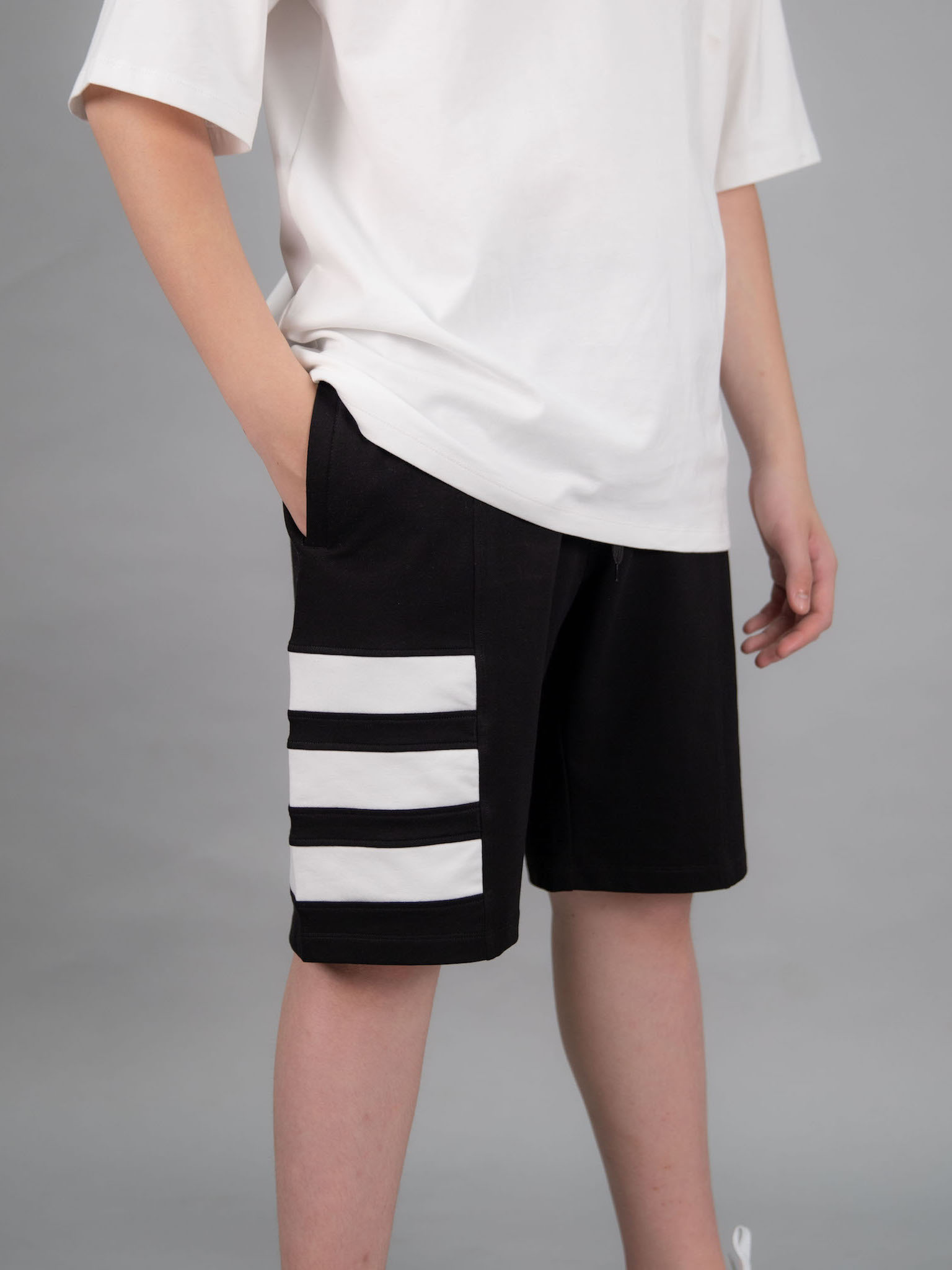 Quần short da cá đen 3 sọc trắng_thumbnail_0