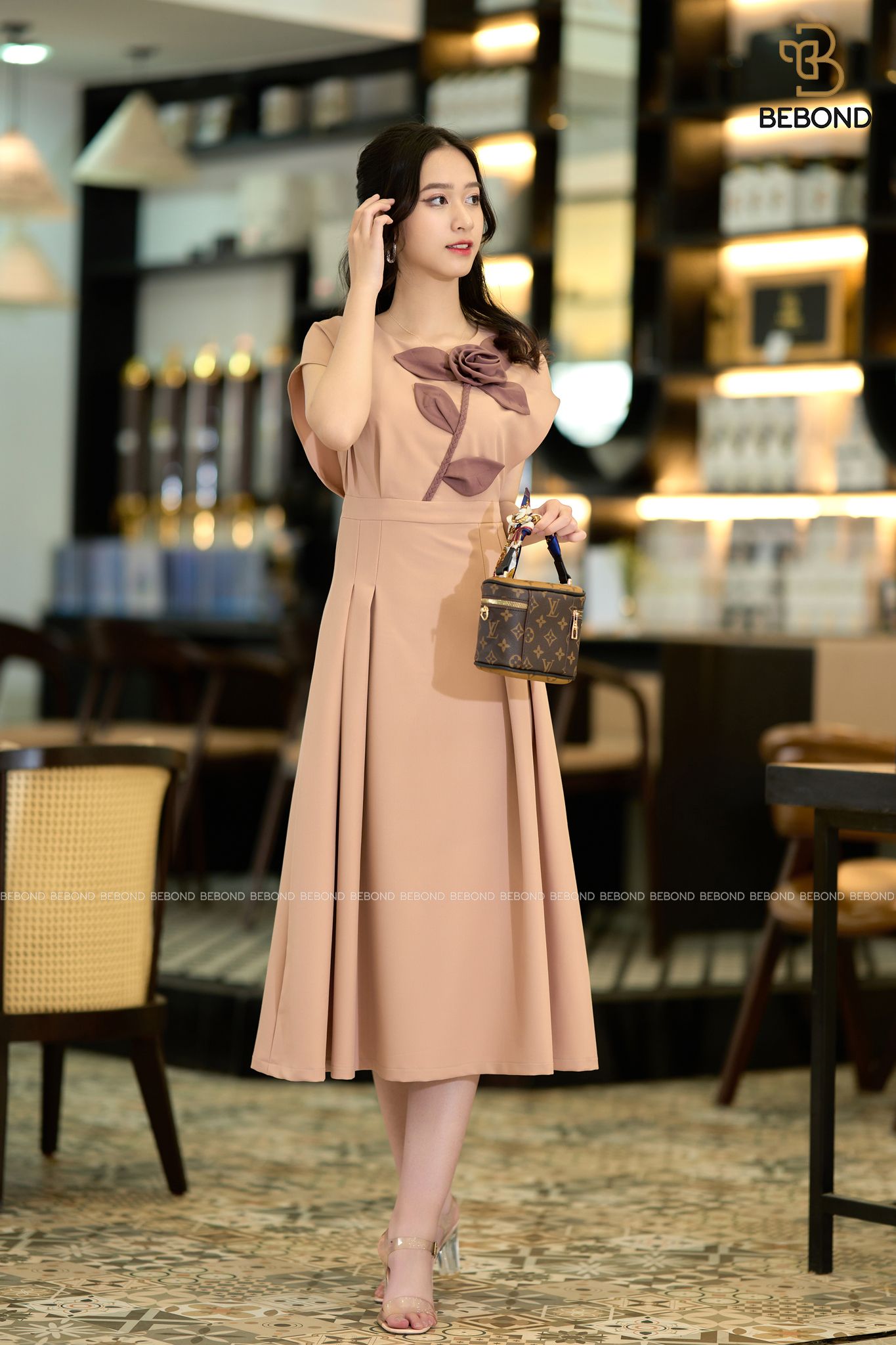 ĐẦM MẪU MÀU BE ĐÍNH HOA NÂU- CAMELLIA DRESS