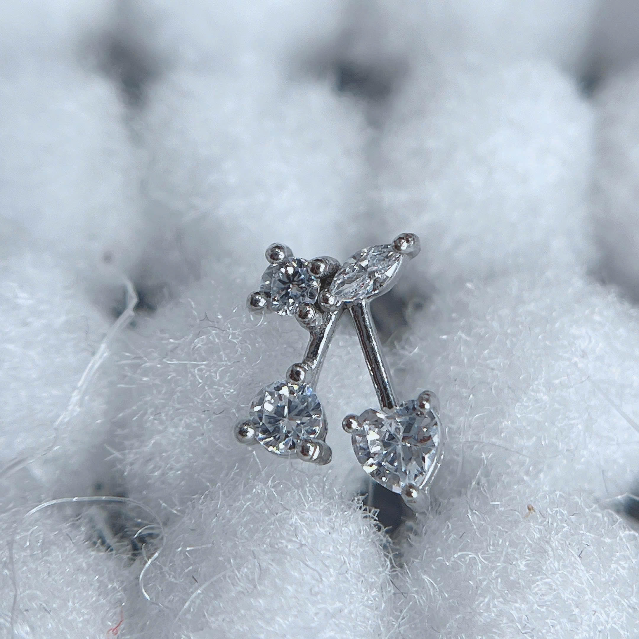 Khuyên kiểu titan cherry trắng_thumbnail_1