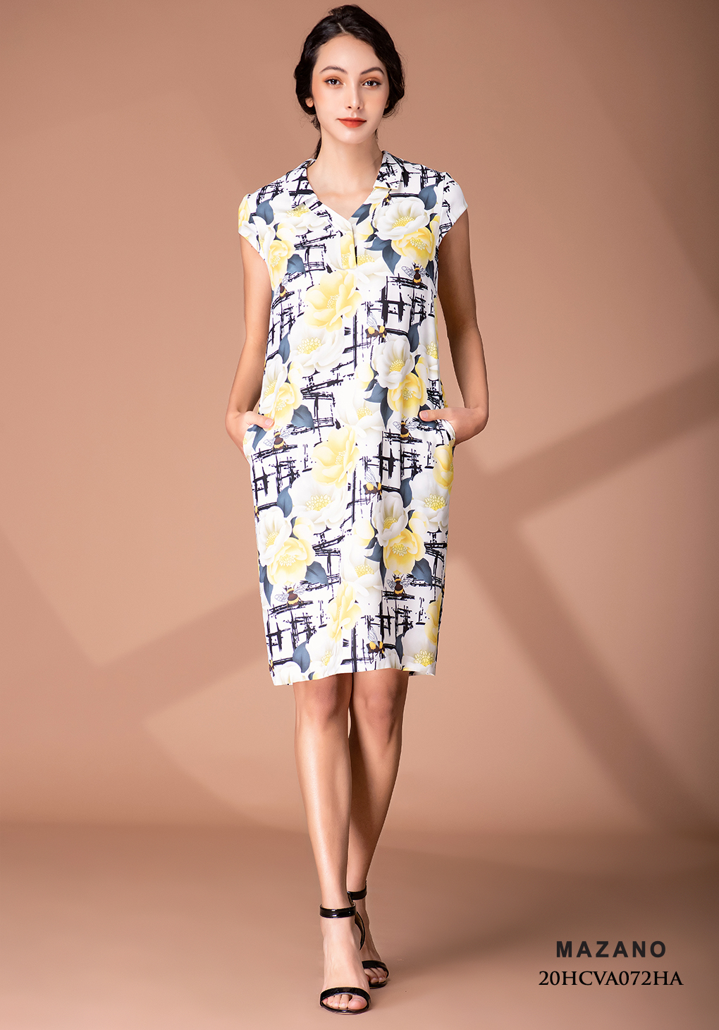 Đầm suông trắng cổ Y họa tiết in