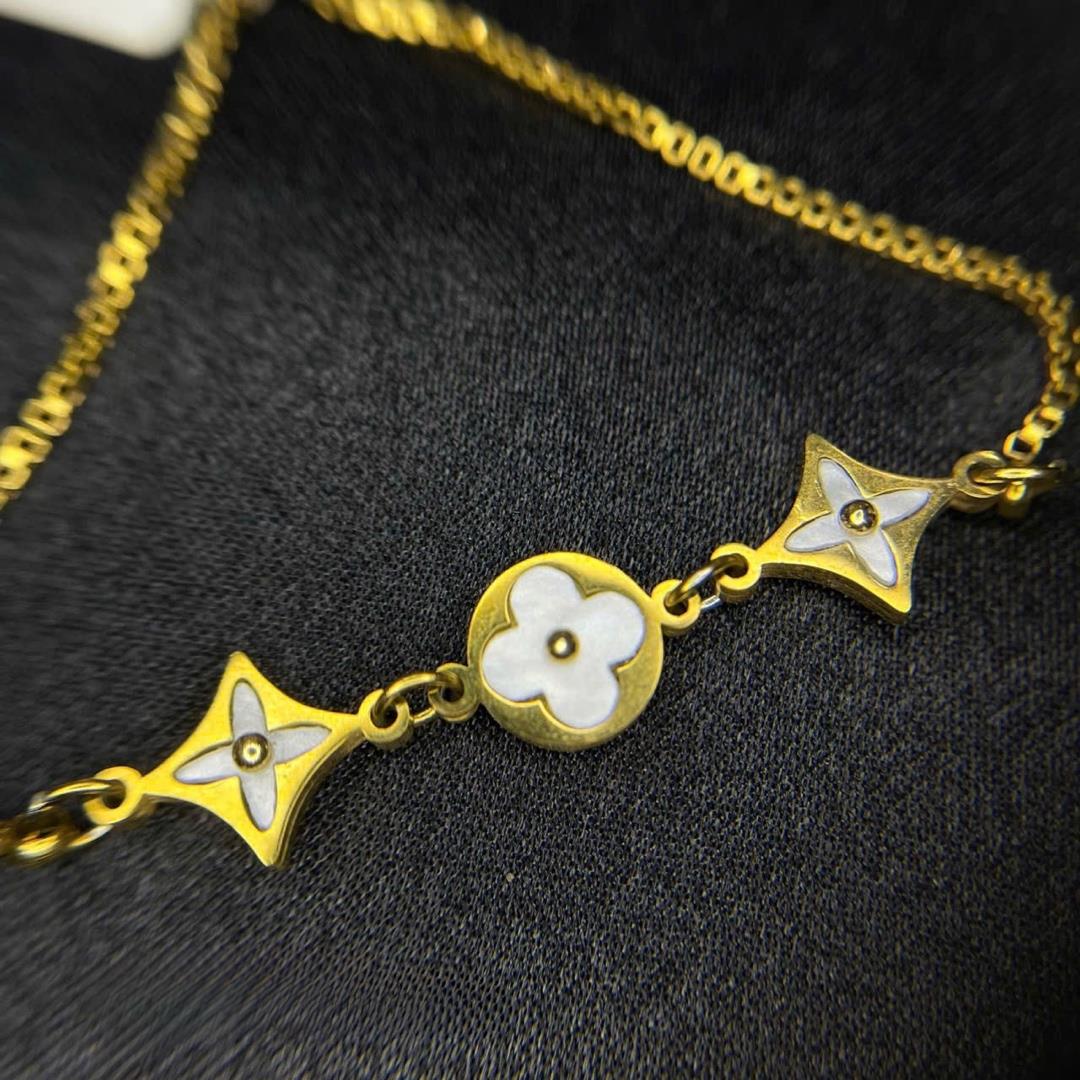 vòng tay titan ba hoa màu vàng guci dây rút. _thumbnail_3