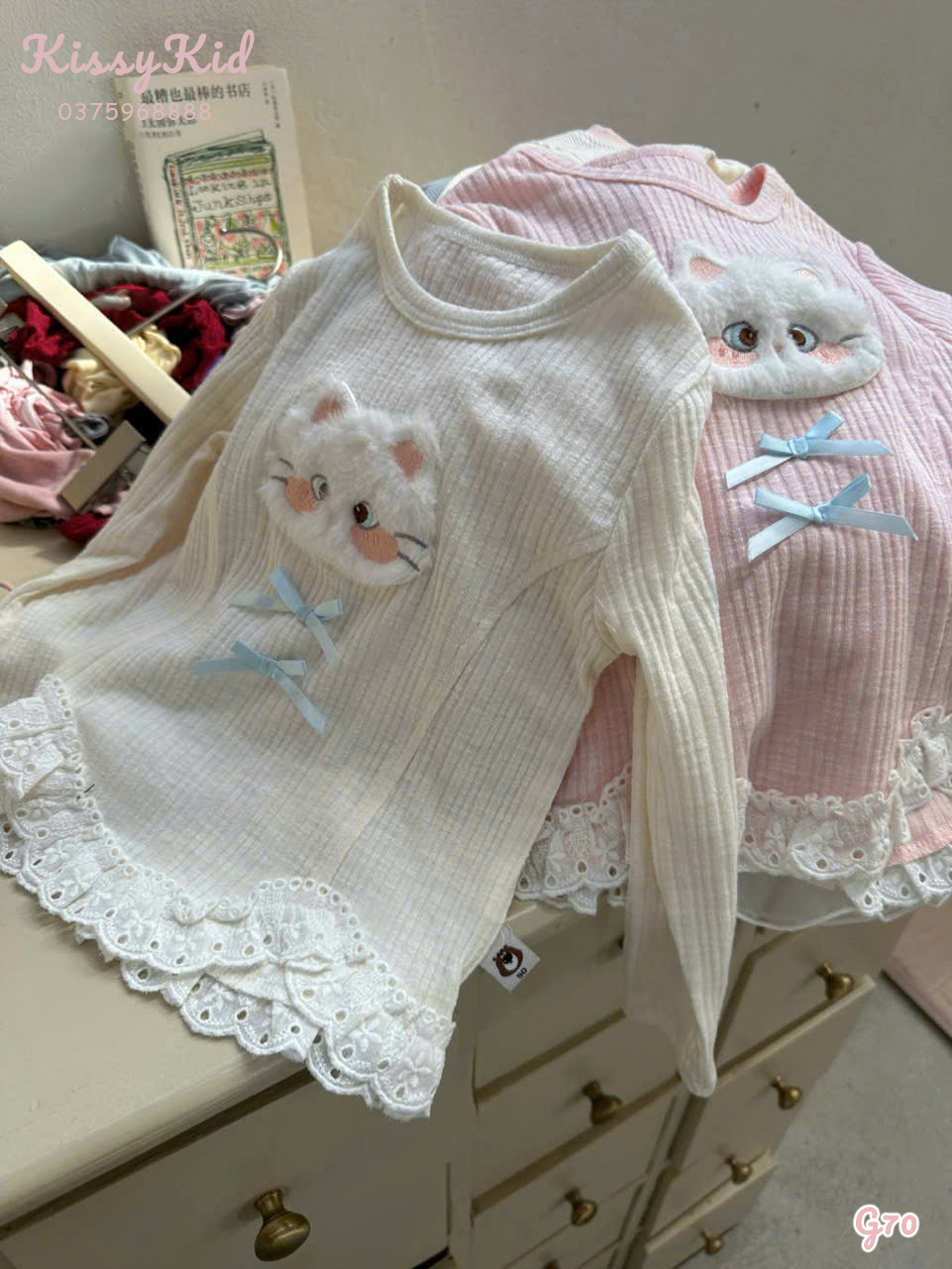 (G70) Áo thun mỏng màu hồng viền ren hoạ tiết mèo bông Ucee Heyduck_thumbnail_0