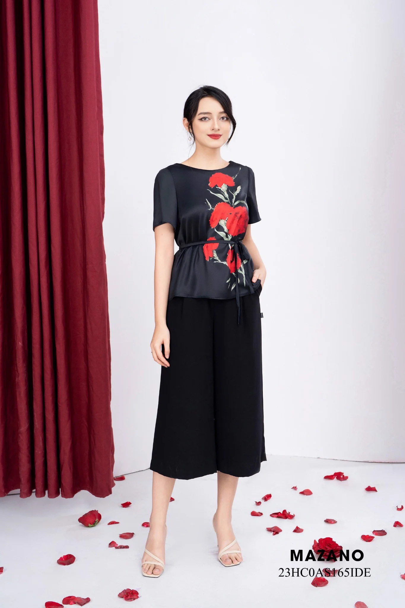 Áp top đen thắt đai in hoa hồng đỏ 23HC0AS165IDE