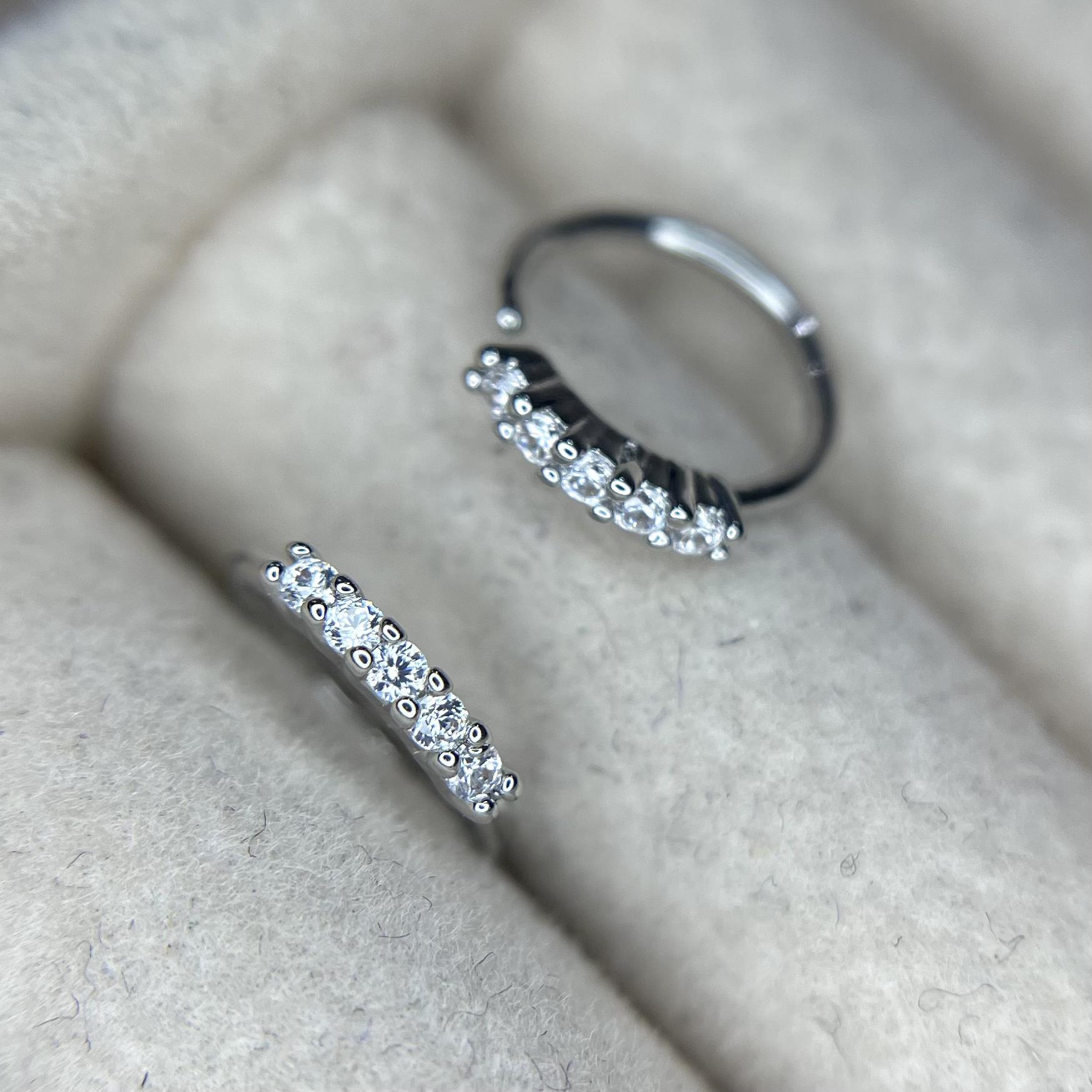 Vòng bẻ 5 kim cương nhỏ.