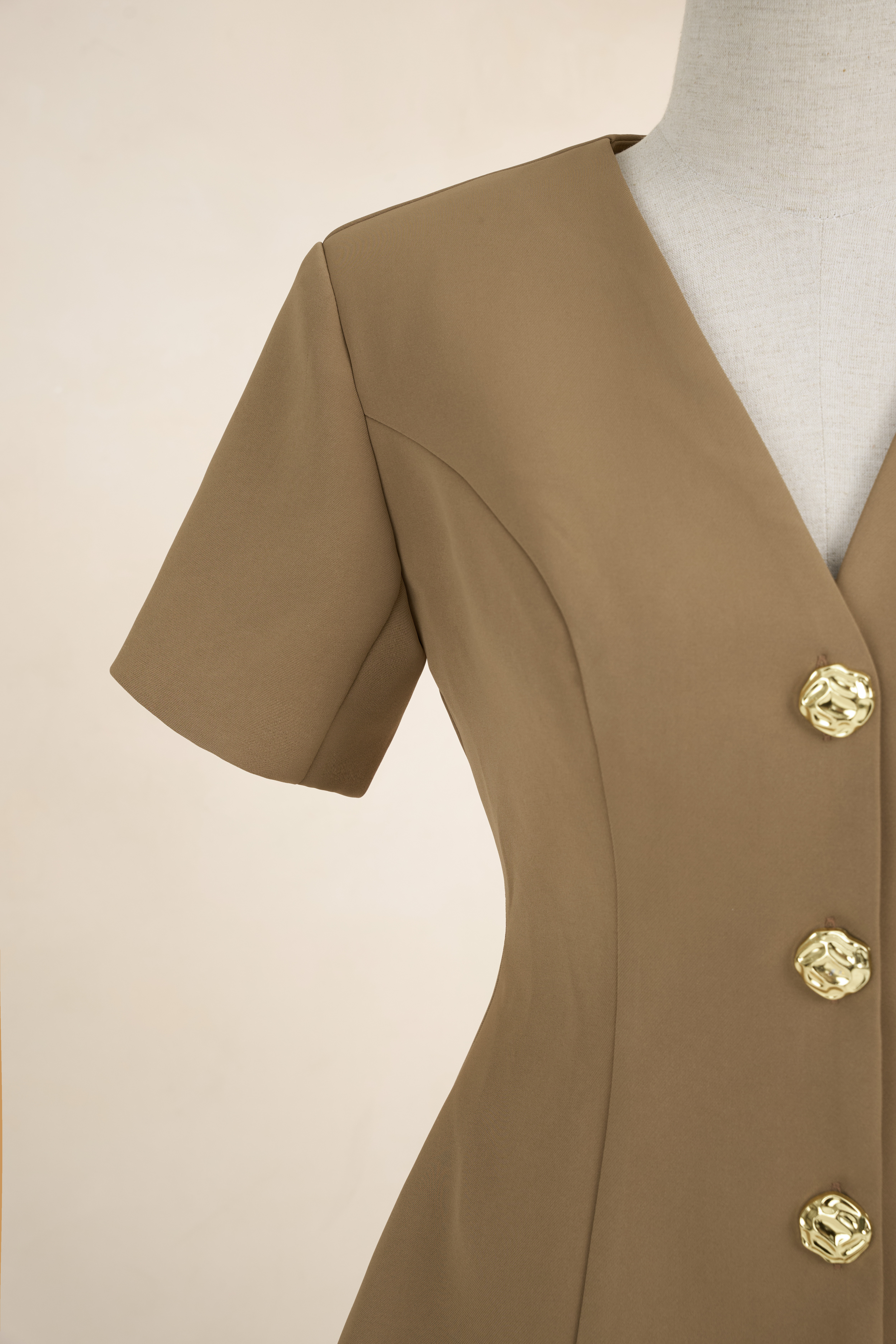 Áo Cổ V Tay Cộc Cúc Đồng_thumbnail_2