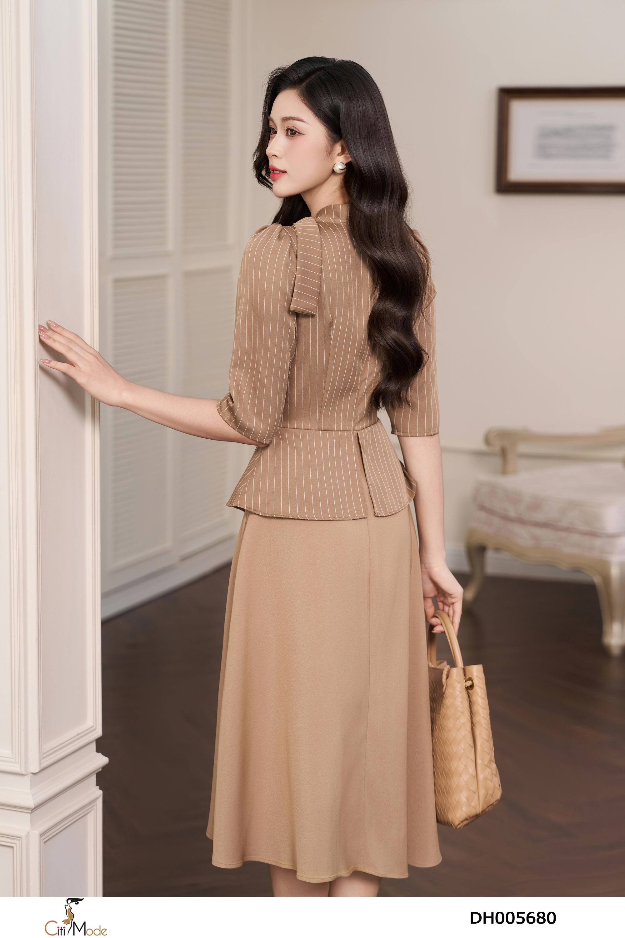 Đầm xòe phối kẻ cổ nơ cách điệu tay cọc