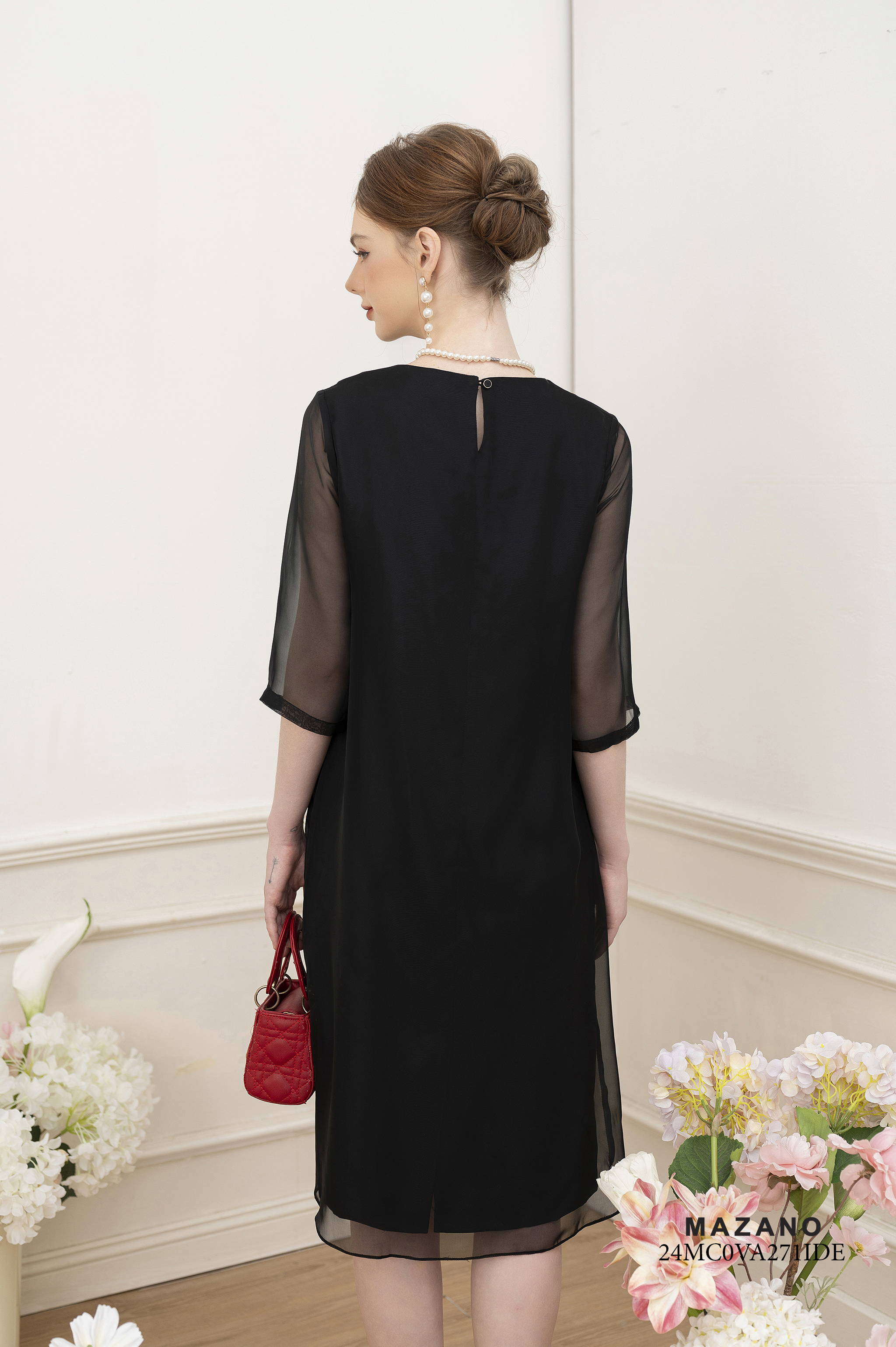 Váy Đầm suông Vải Voan tơ phủ trên vải lụa Họa tiết Hoa cẩm chướng cách điệu Cổ tròn vừa tay lỡ Dài qua gối - Mẫu 24MC0VA271IDE_thumbnail_3