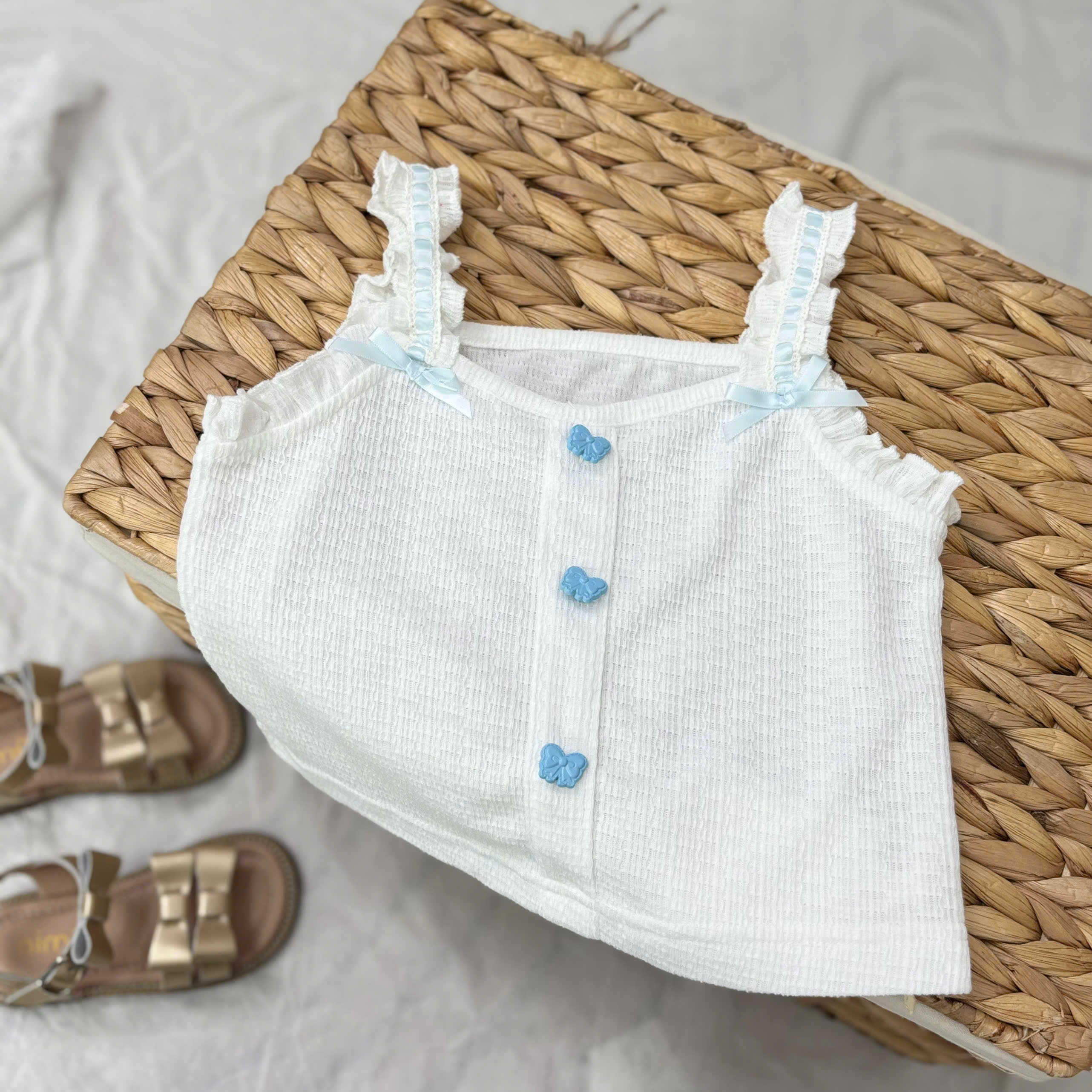 (A66) Áo hai dây ren màu trắng hoạ tiết nơ xanh_thumbnail_0