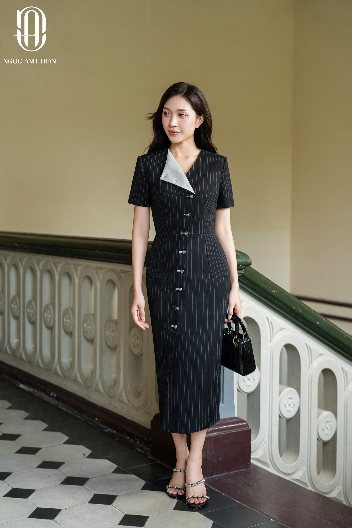 D144 - Đầm kẻ đen cổ tà lật