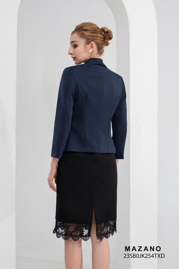 áo Jacket đen đính đá ở cổ