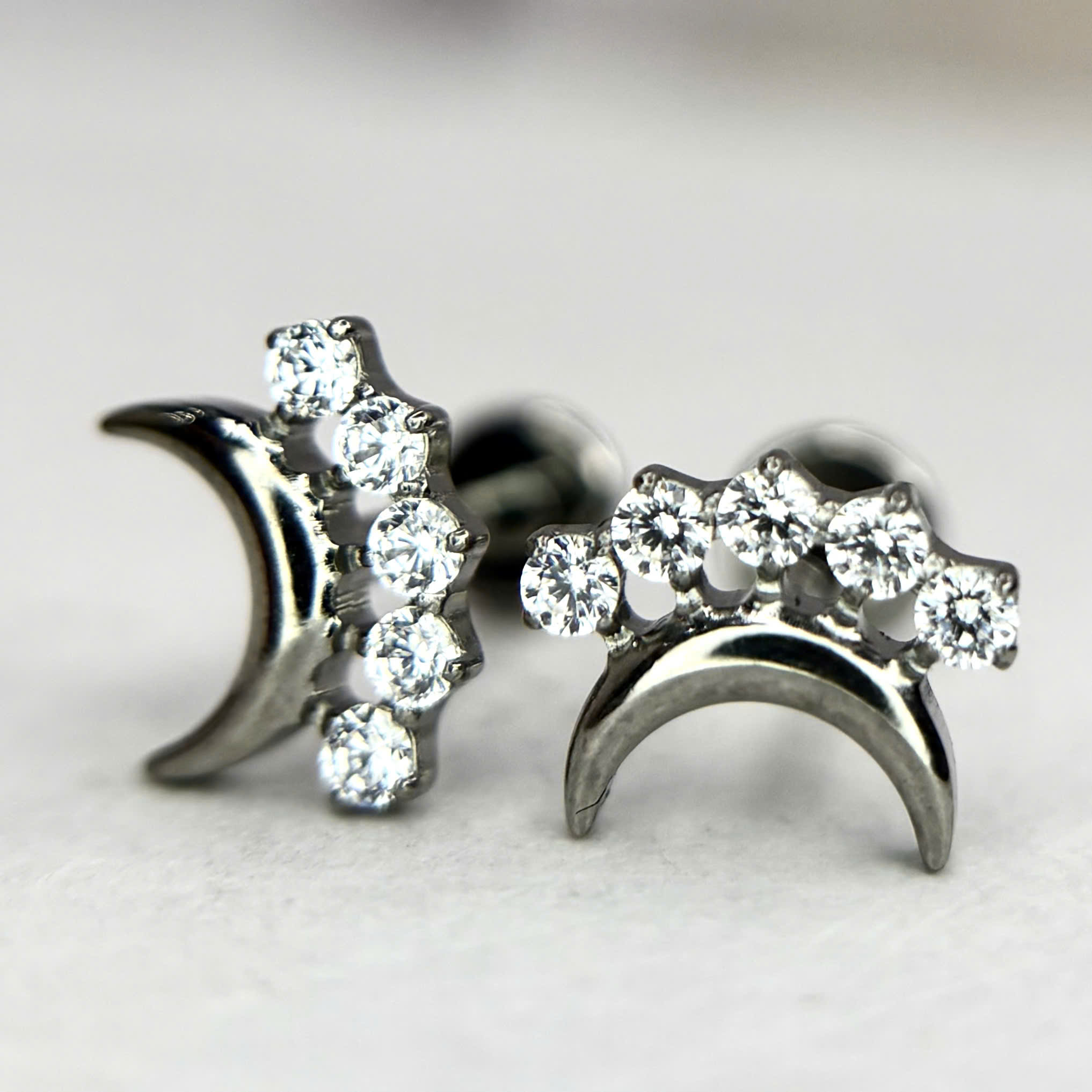 Khuyên kiểu titan trăng khuyết 5 đá trắng