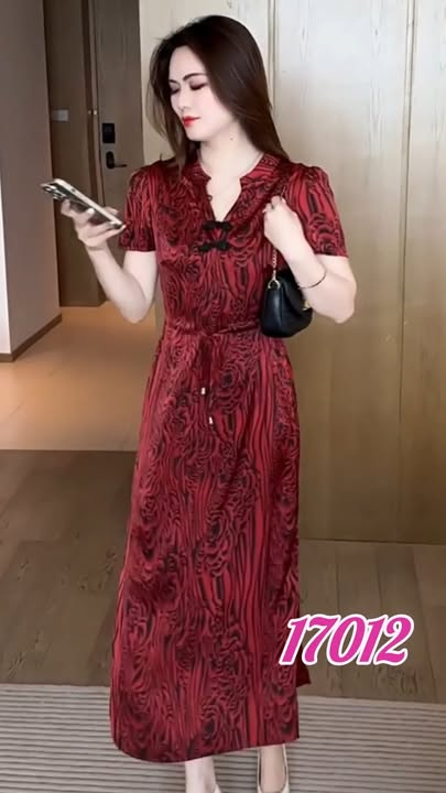 17012-Đầm suông cổ tàu eo thắt rút màu đỏ sọc (lụa)_thumbnail_0