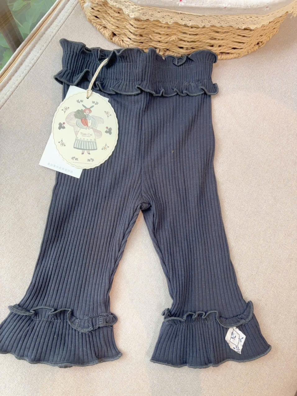 A47 - Quần legging gân đen lưng bèo ống loe viền bèo hãng Tian Cai (Sz90-130)