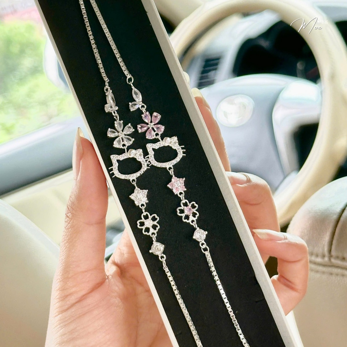 LT631 - Lắc tay Hello Kitty hoa đá pha lê (trắng/hồng)