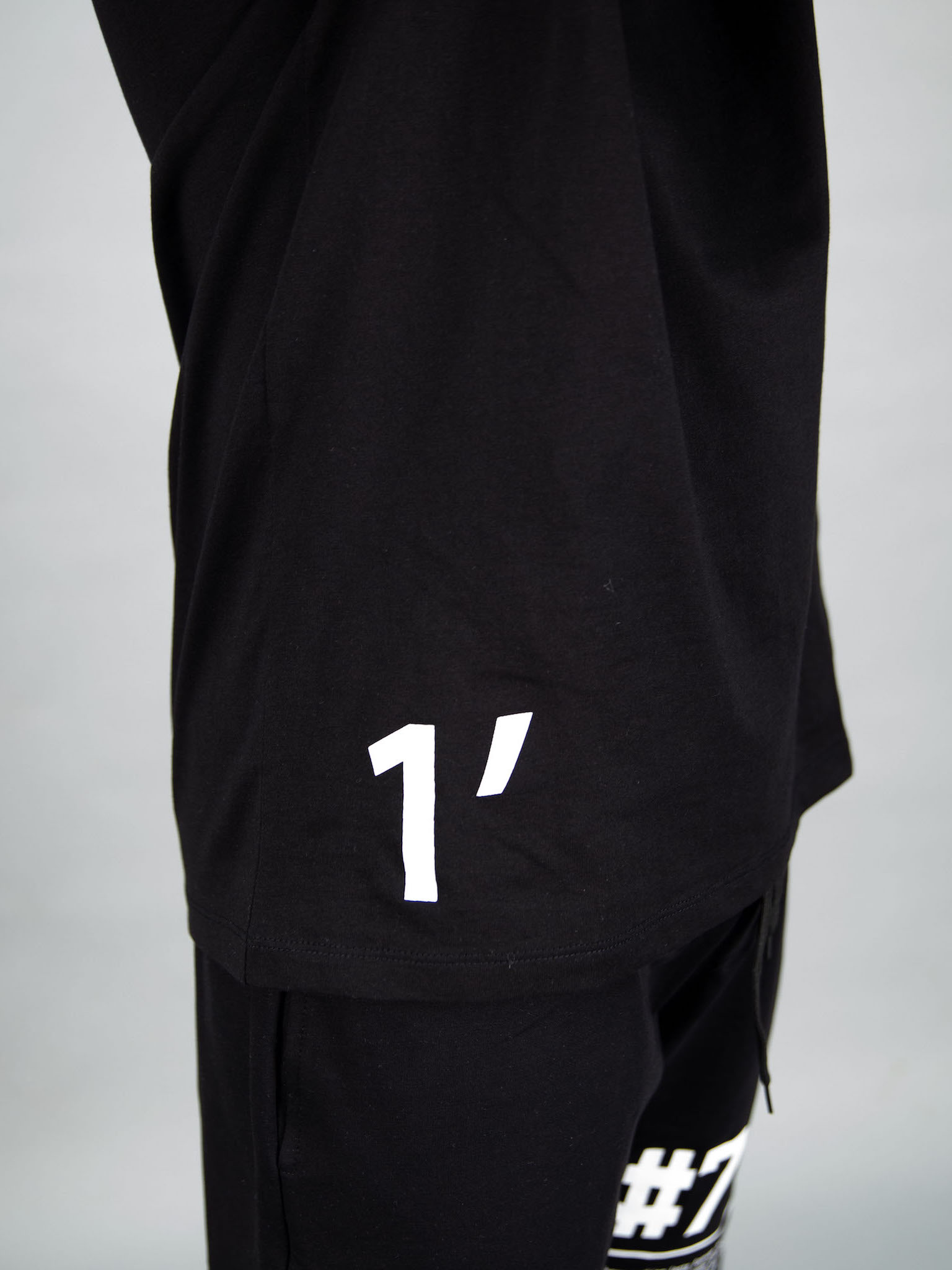 Áo phông đen phối trắng tay in 1'_thumbnail_5