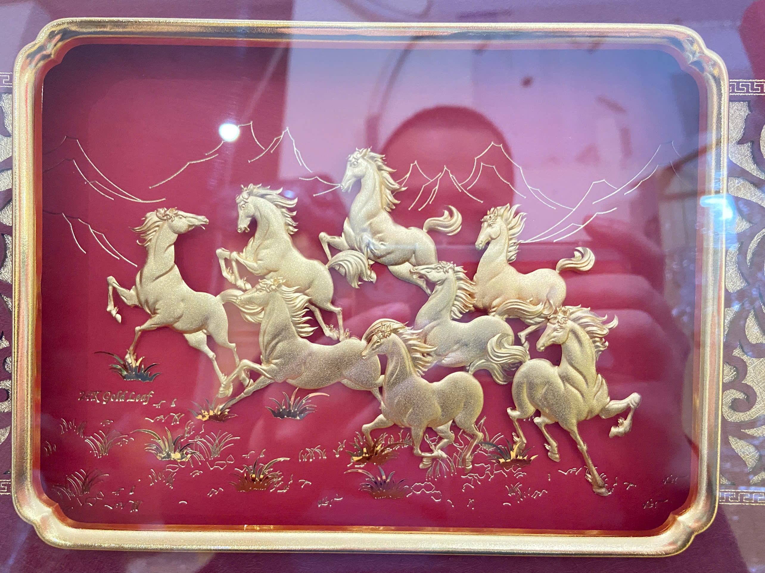 Tranh ngựa bát mã nền đỏ mạ vàng 24K KT 32X 25CM_thumbnail_3