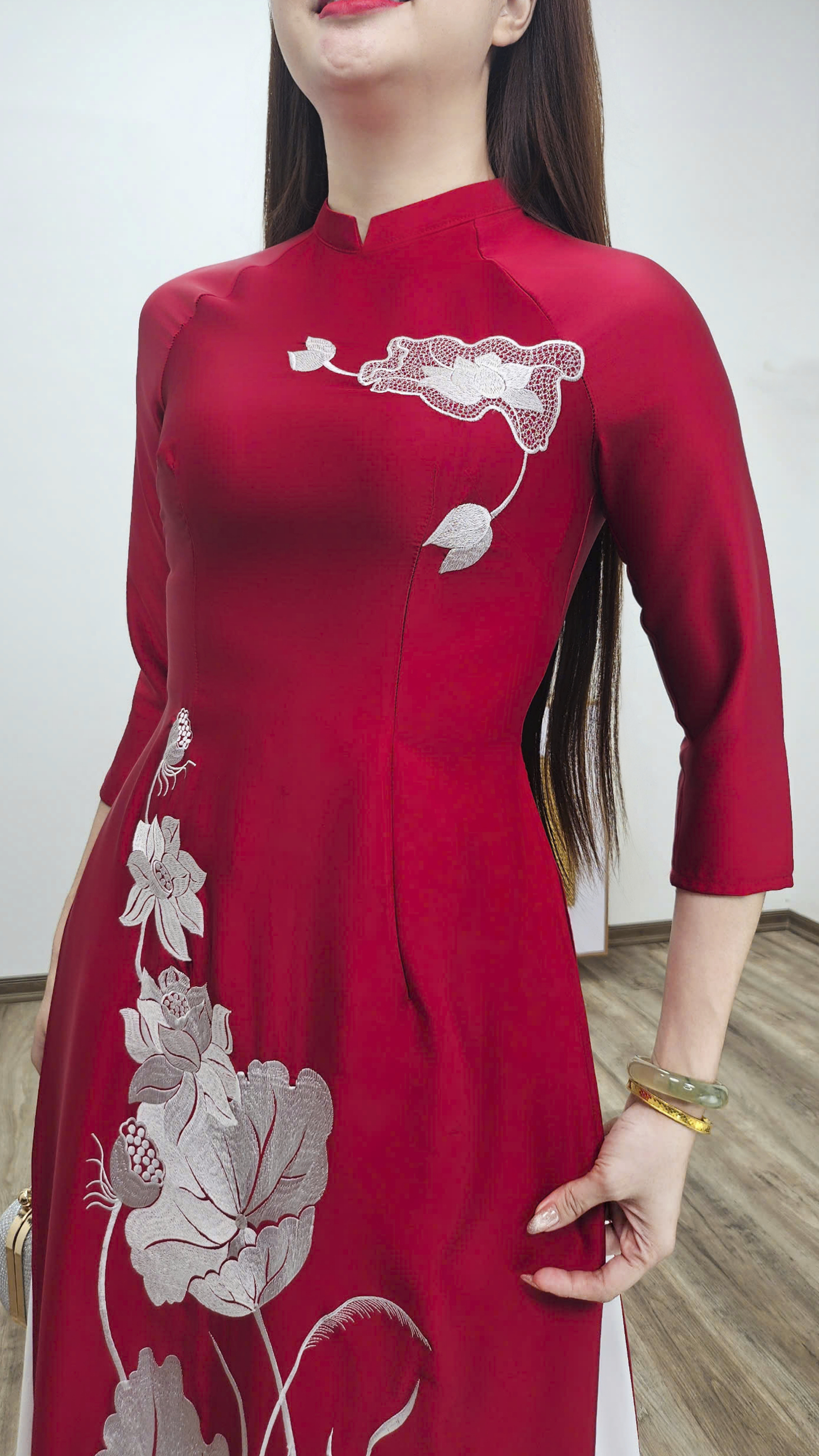 T455 áo dài cổ 2p tay lỡ lụa tô châu đỏ thêu sen trắng