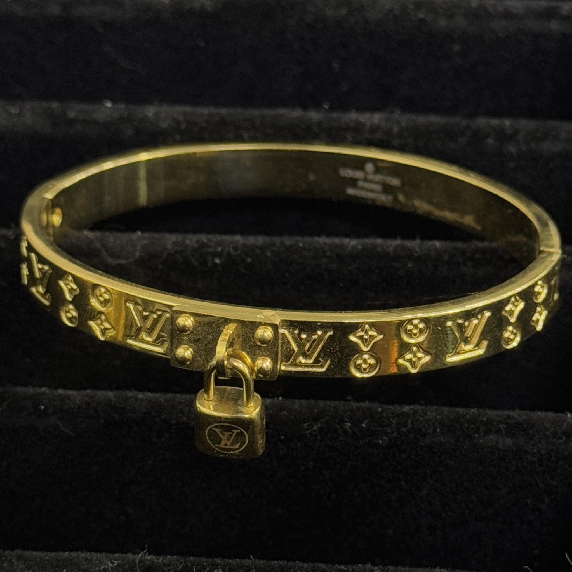 vòng tay cuff vàng titan khắc LV đính charm ổ khoá_thumbnail_0