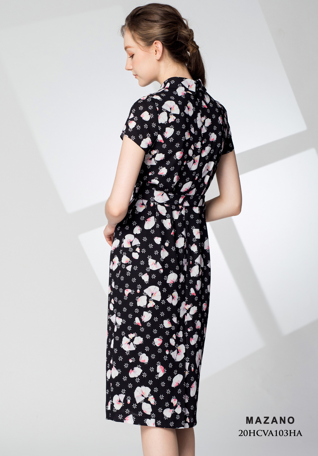 Đầm suông đen thắt đai cổ cao cơ bản_thumbnail_3