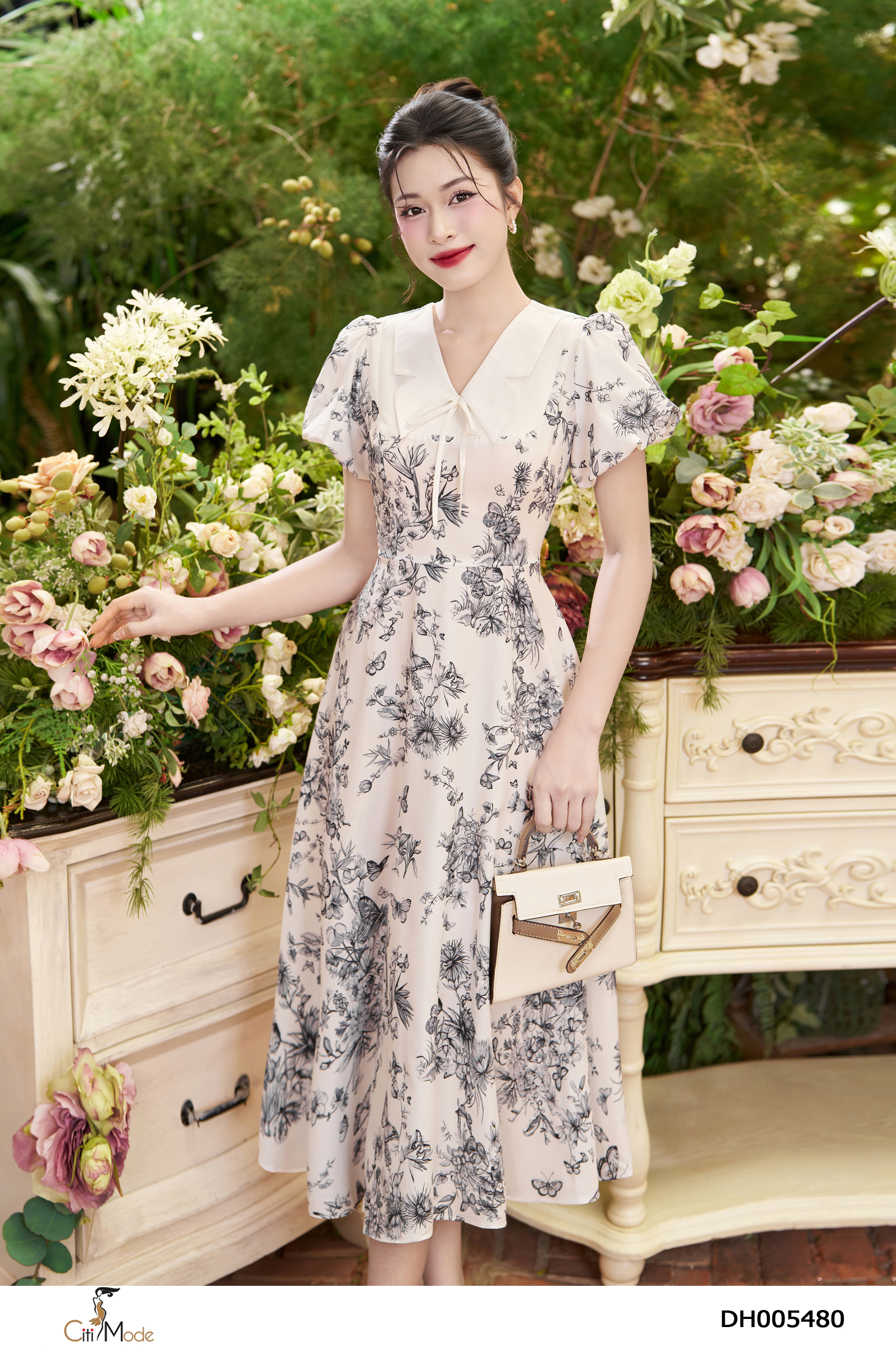 Đầm xòe họa tiết bướm cổ V nơ tay chuông