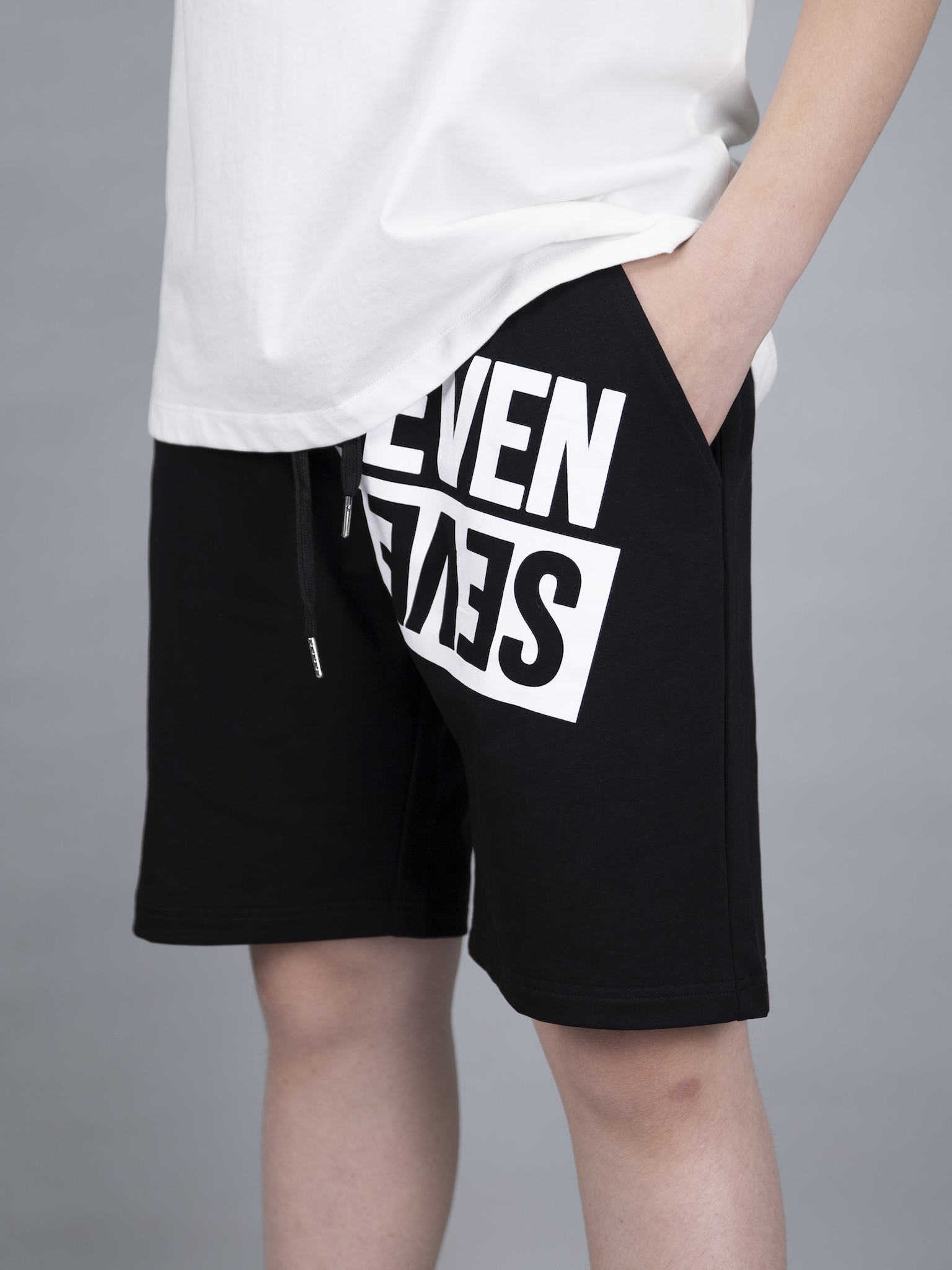 Quần short da cá đen in chữ seven