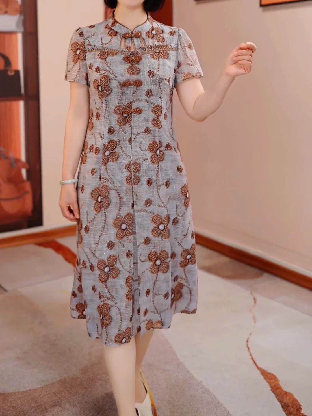 18403-Đầm suông a 5D xẻ tà  cổ kết nút tàu viền ren ( voan lụa, lót)