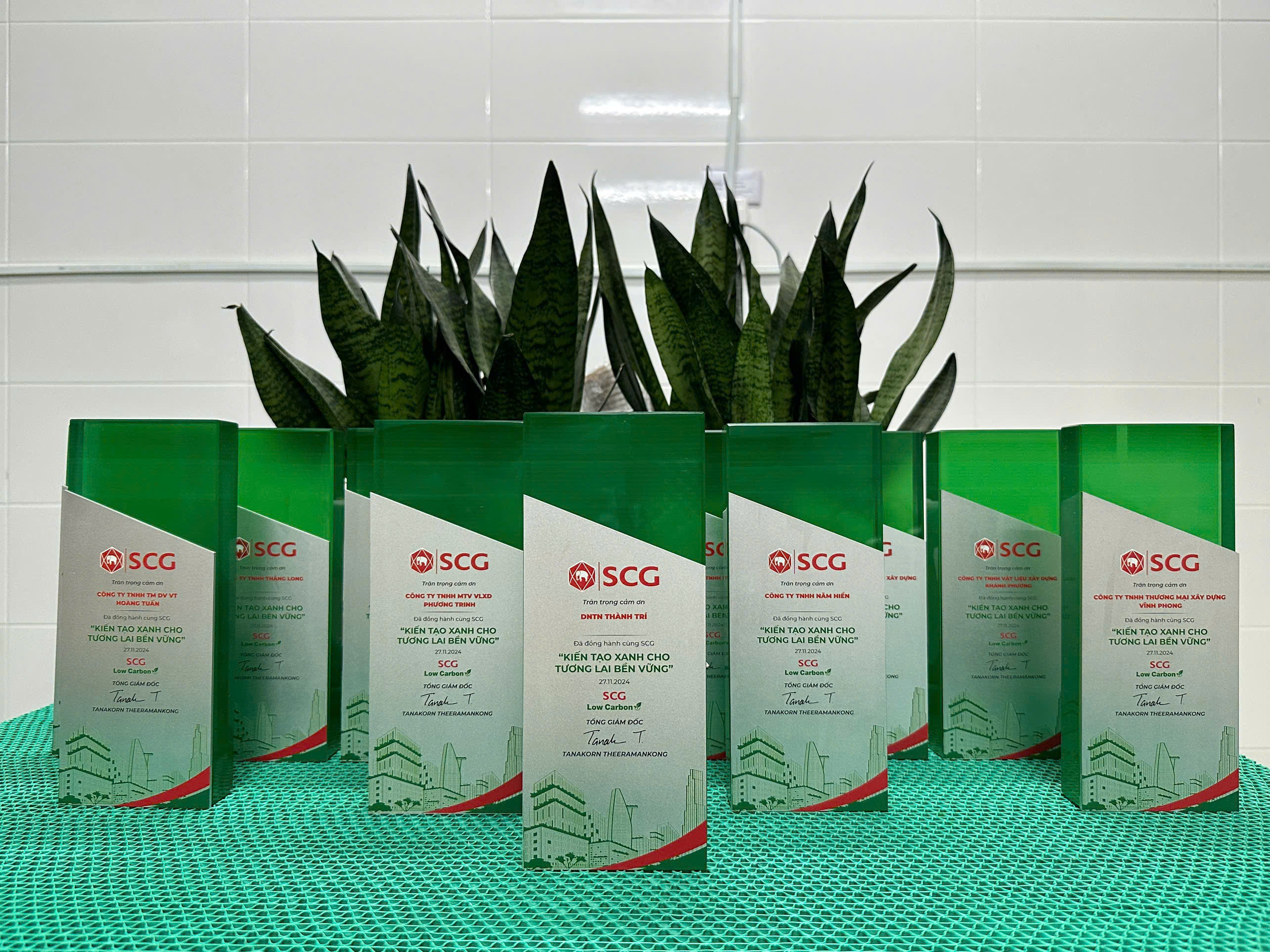 Cúp vinh danh nhân viên