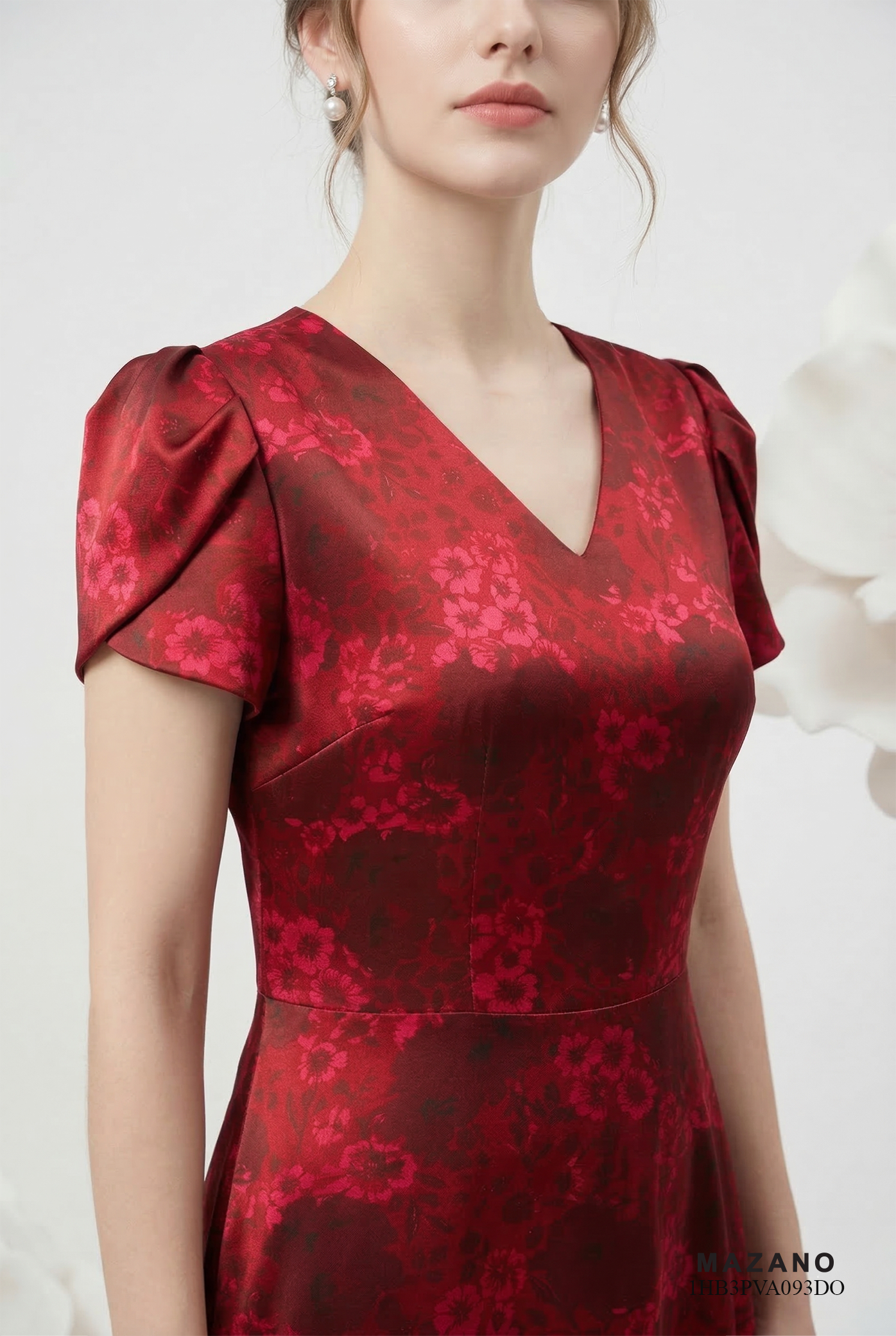 Đầm vải lụa đỏ in họa tiết hoa cách điệu dáng ôm chân rủ cổ V tay ngắn xếp ly thiết kế MAZANO_thumbnail_4