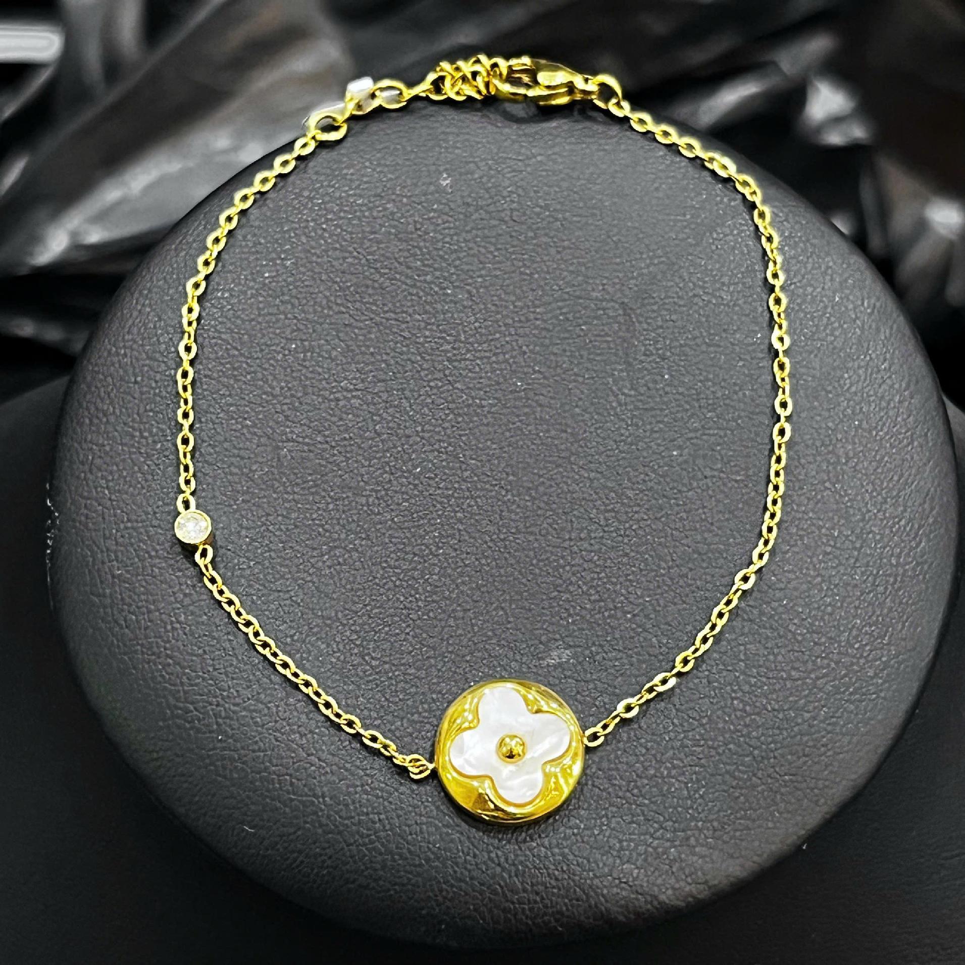 vòng tay titan vàng charm tròn khắc hoa bốn cánh trắng_thumbnail_2