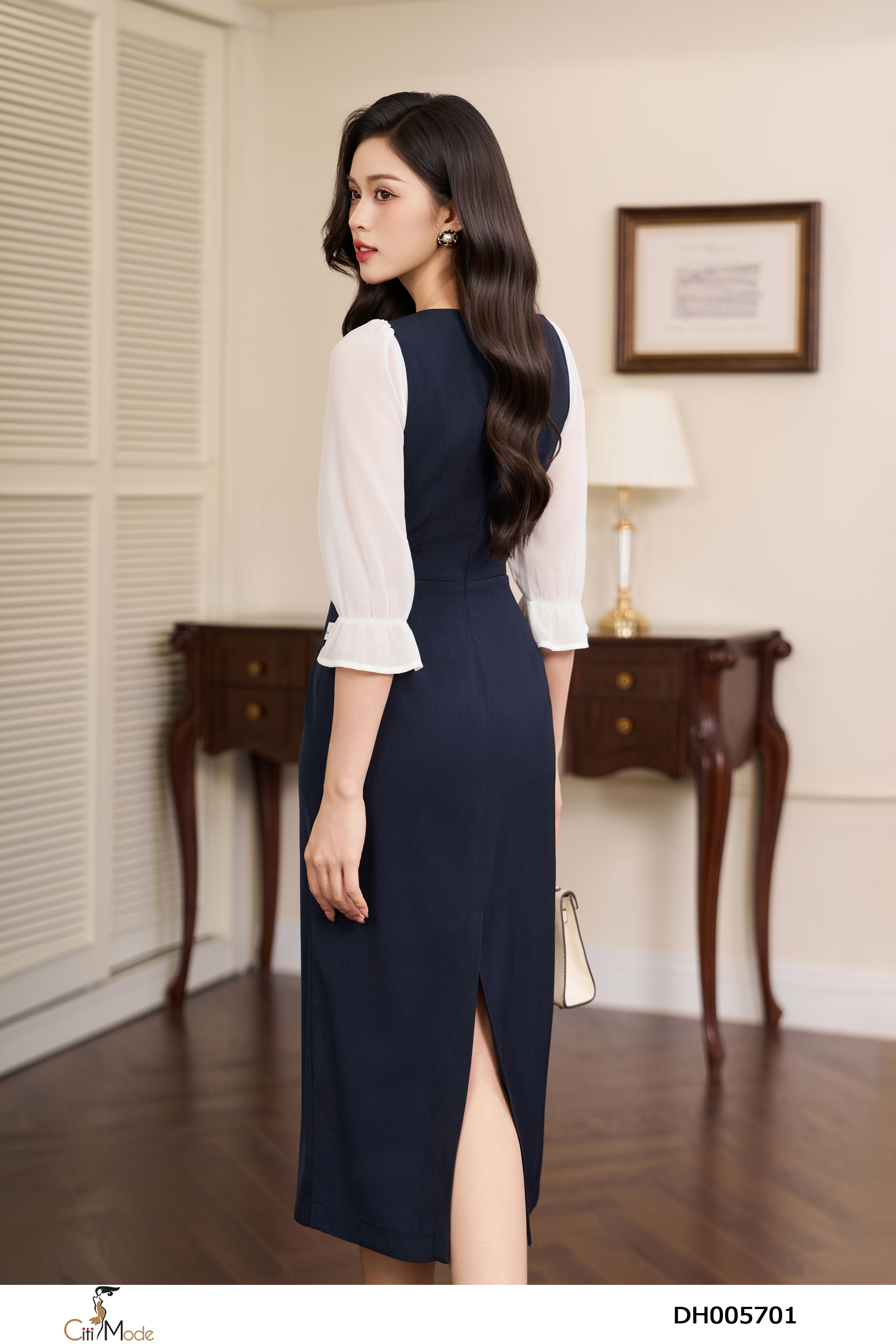 Đầm ôm tím than phối trắng tay lỡ nhún cổ cách điệu